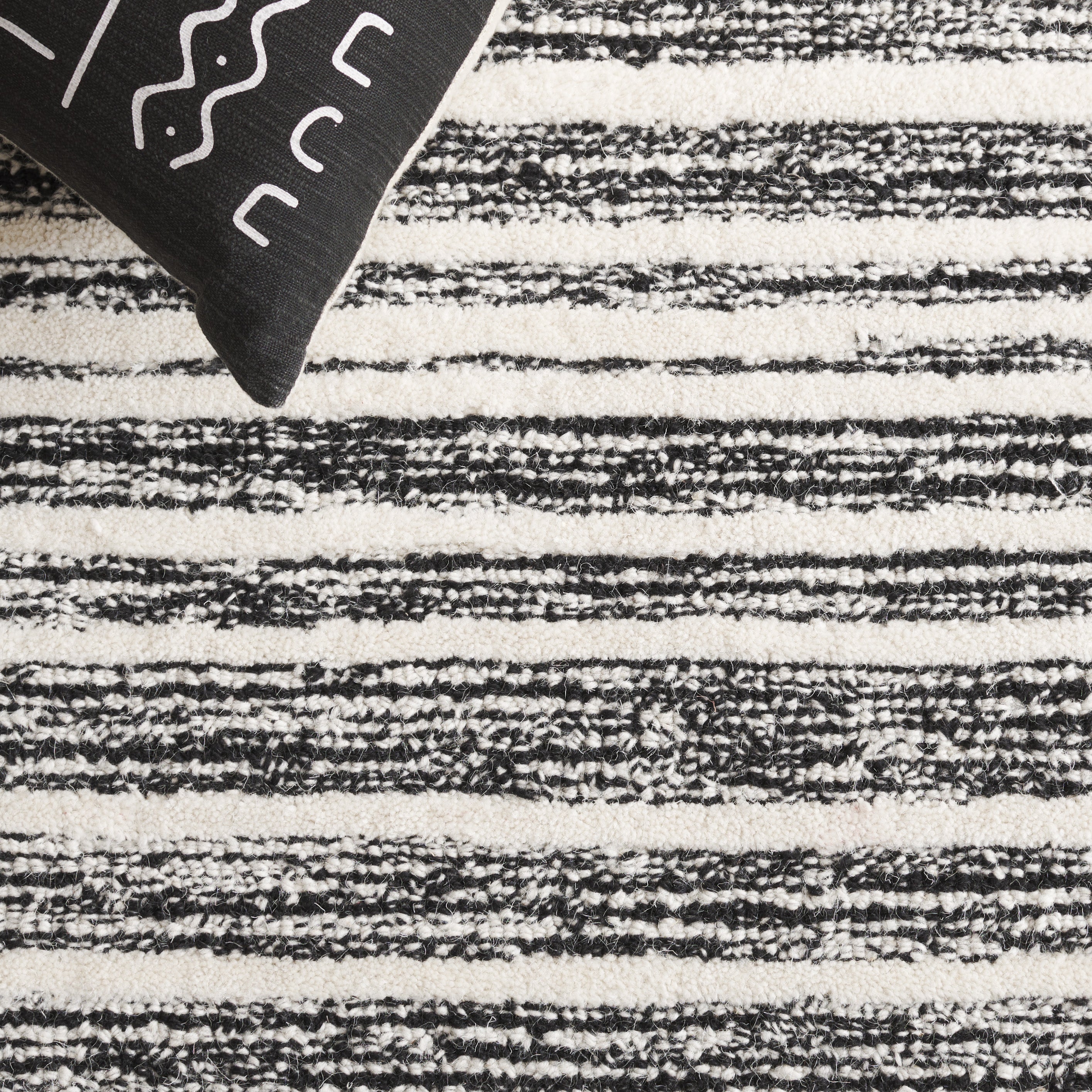 BLACK / IVORY