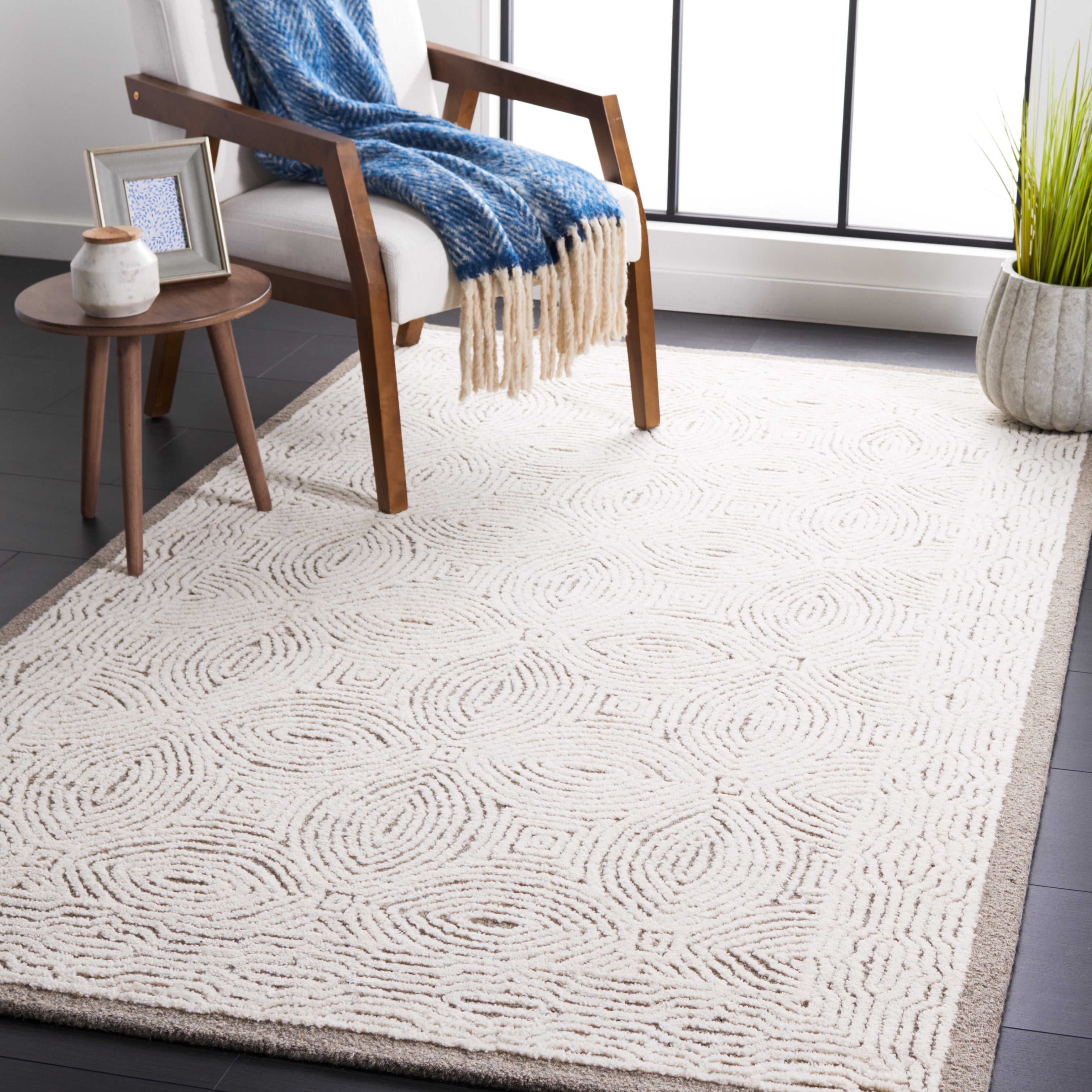 BEIGE / IVORY