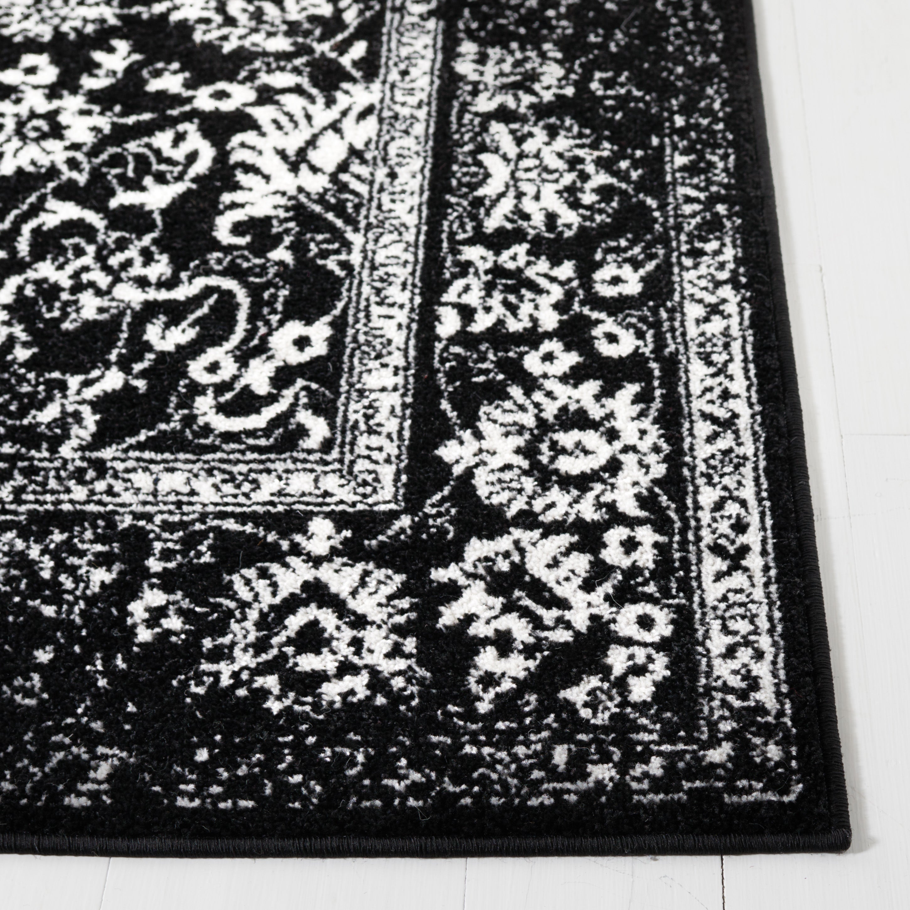 BLACK / IVORY