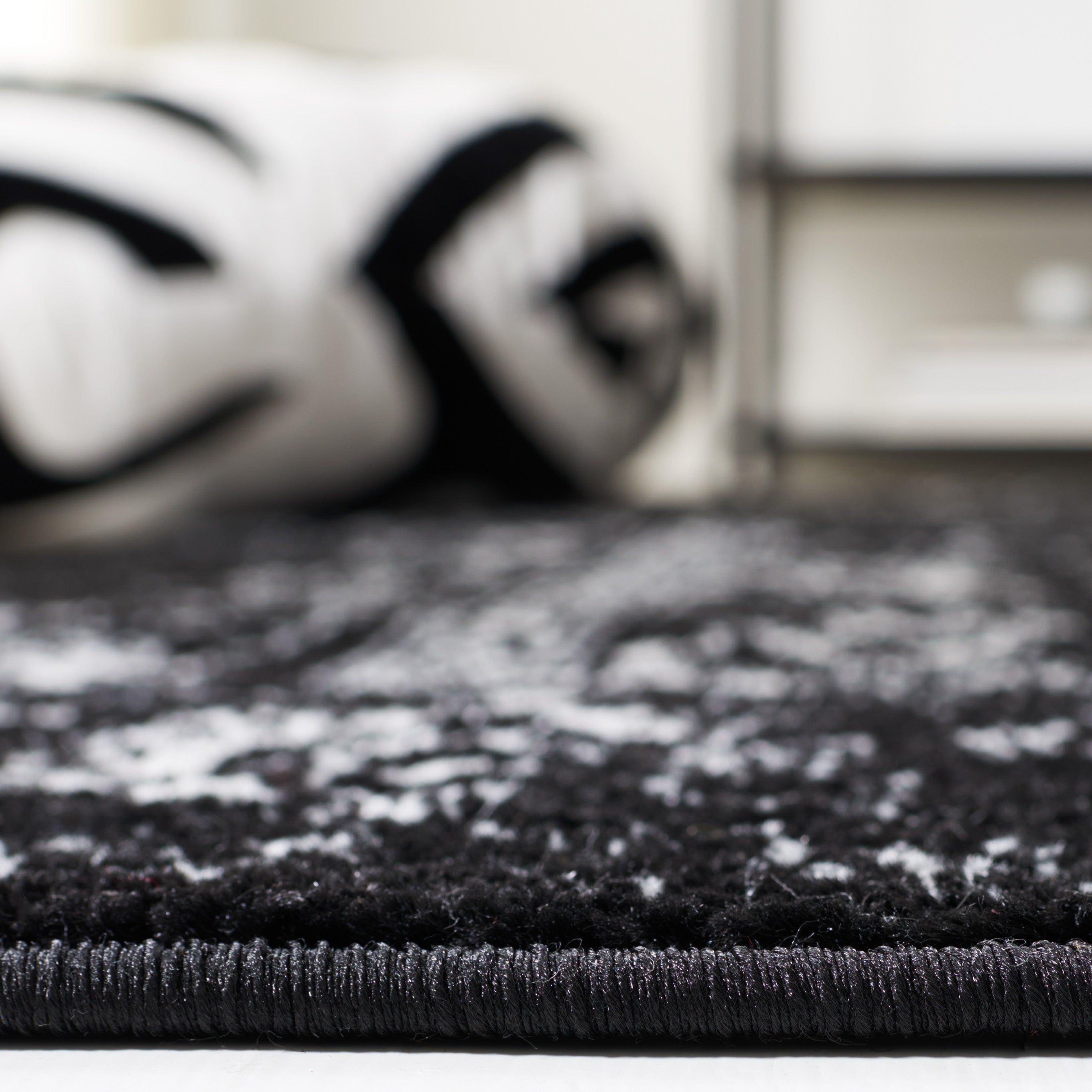 BLACK / IVORY