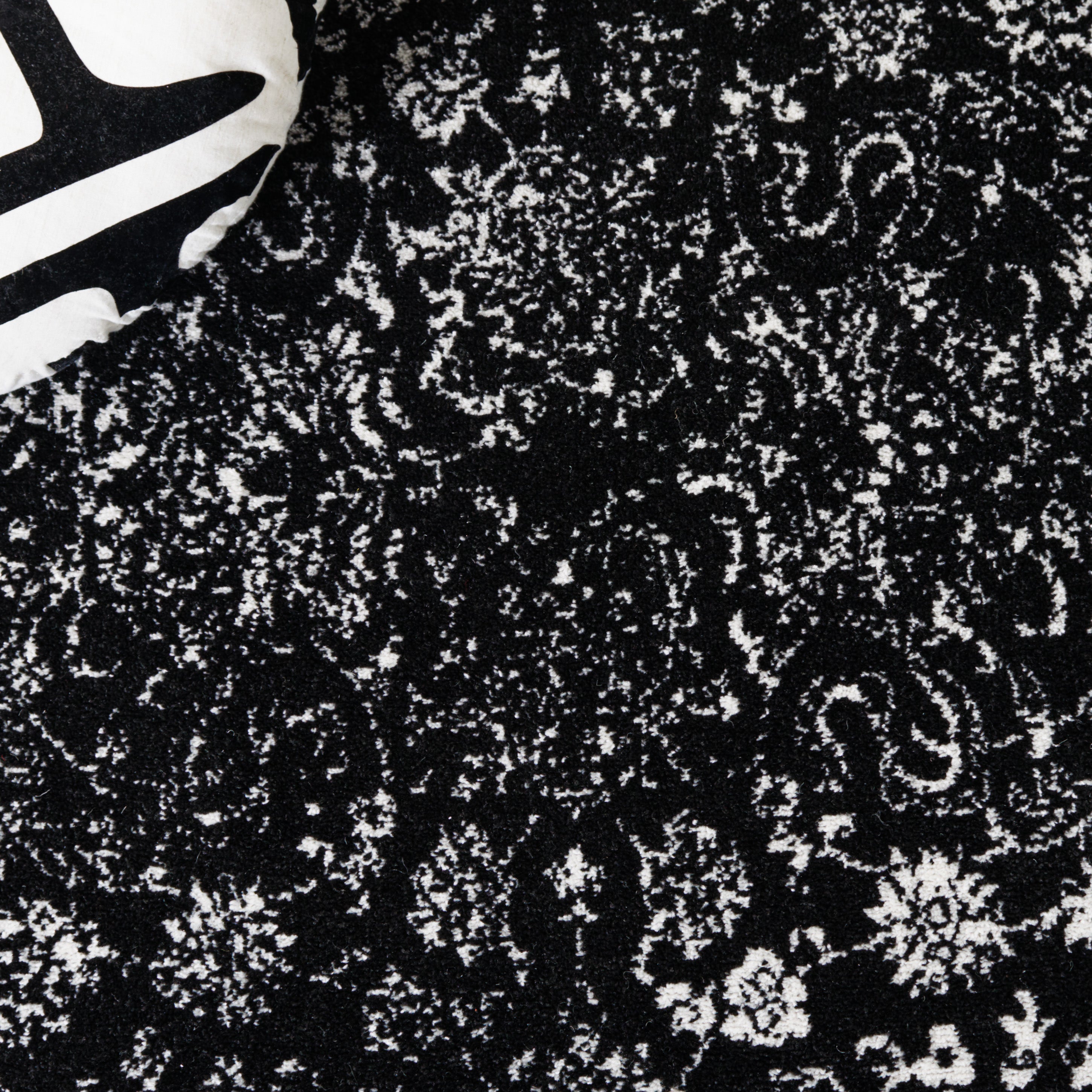 BLACK / IVORY