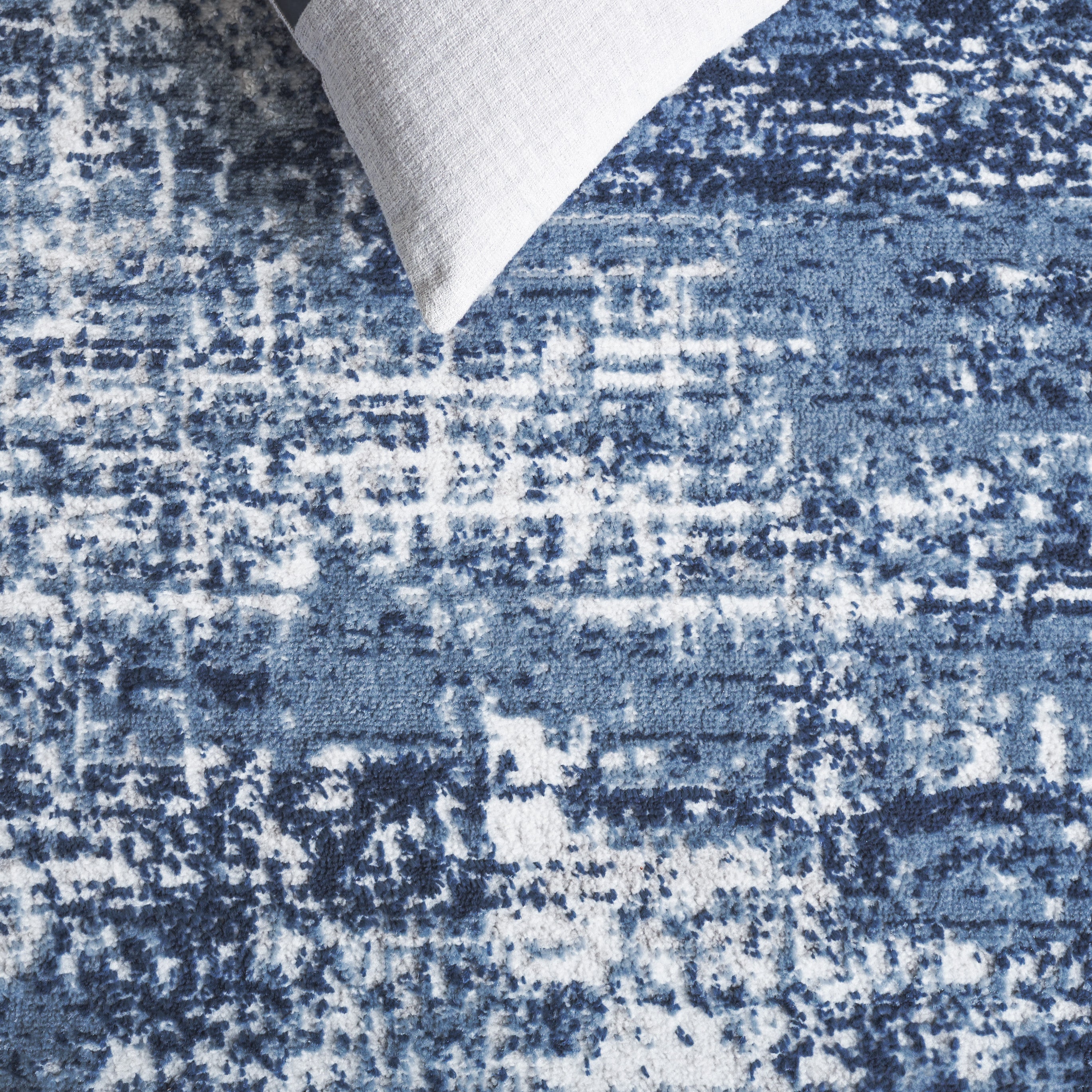 AMELIA 700 â€“ IVORY / DARK BLUE