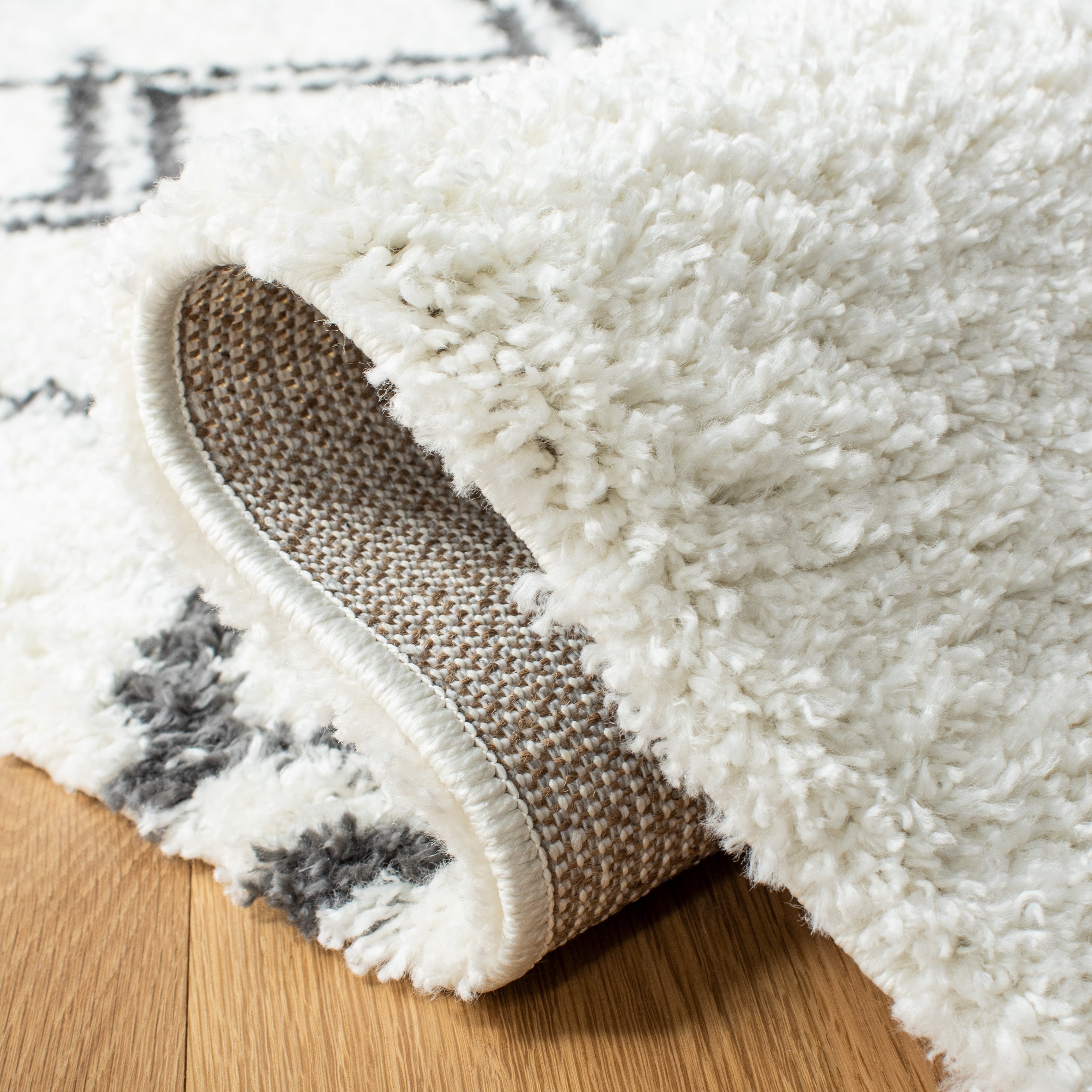 BERBER SHAG 164 – IVORY / DARK GREY