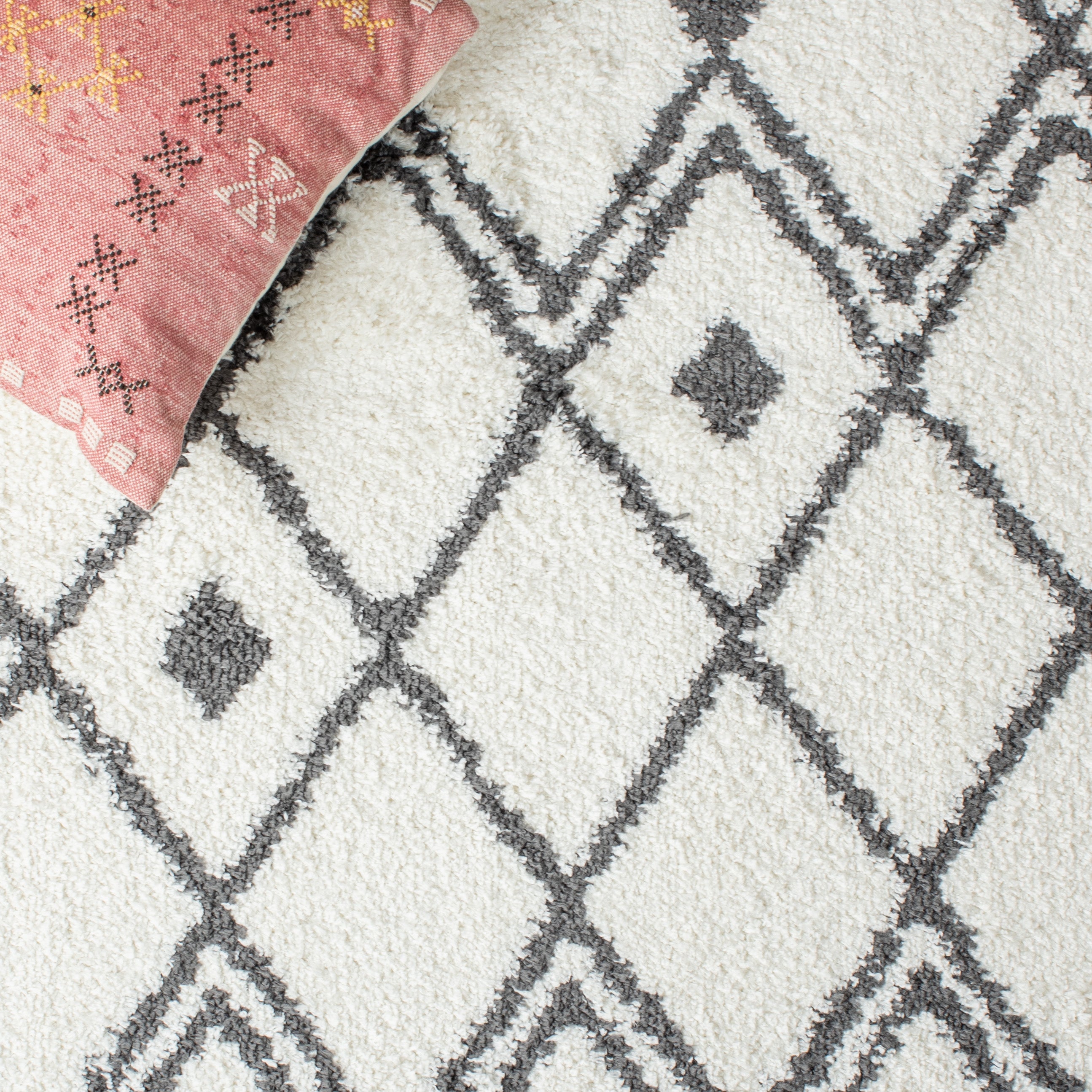 BERBER SHAG 164 – IVORY / DARK GREY