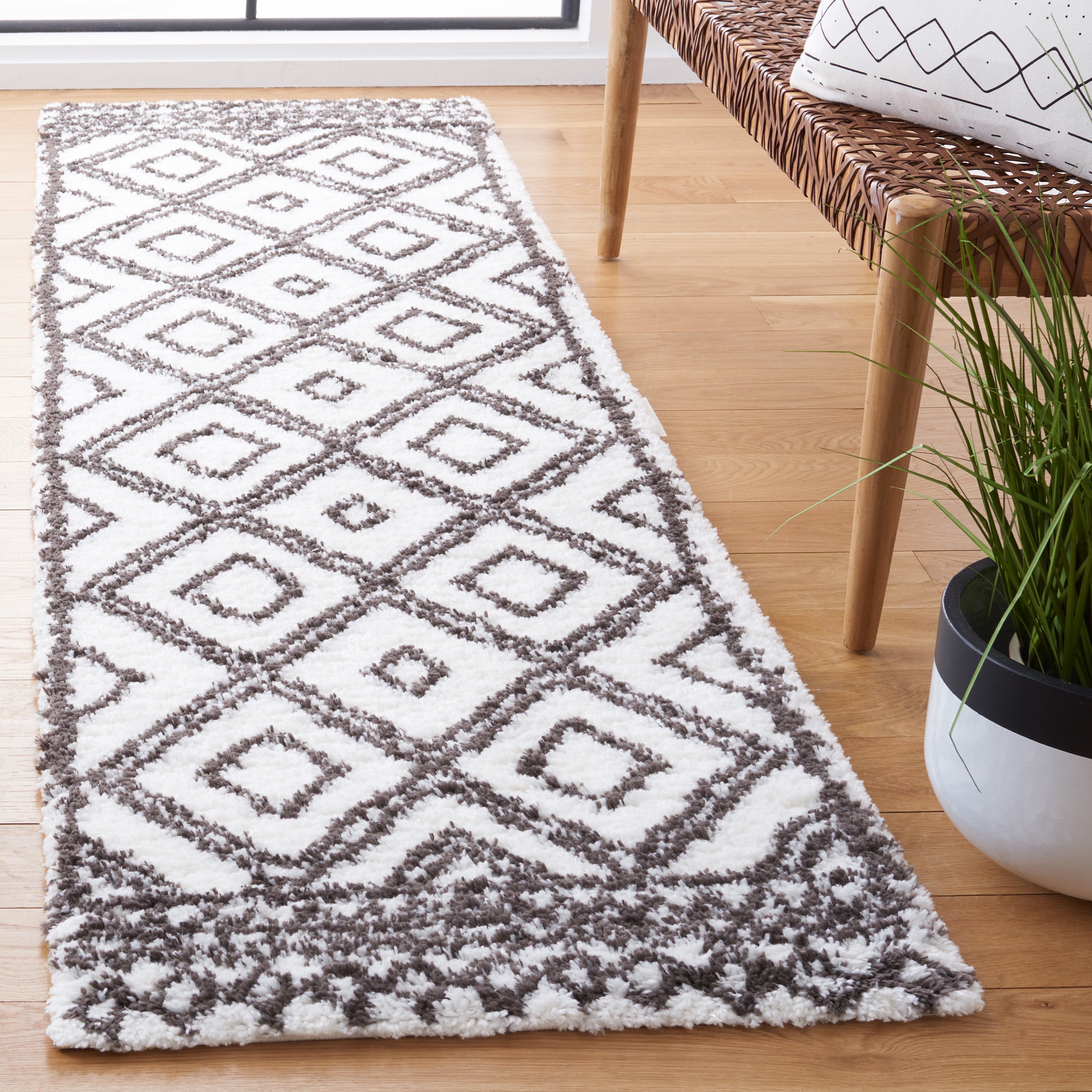 BERBER SHAG 589 – IVORY / DARK GREY