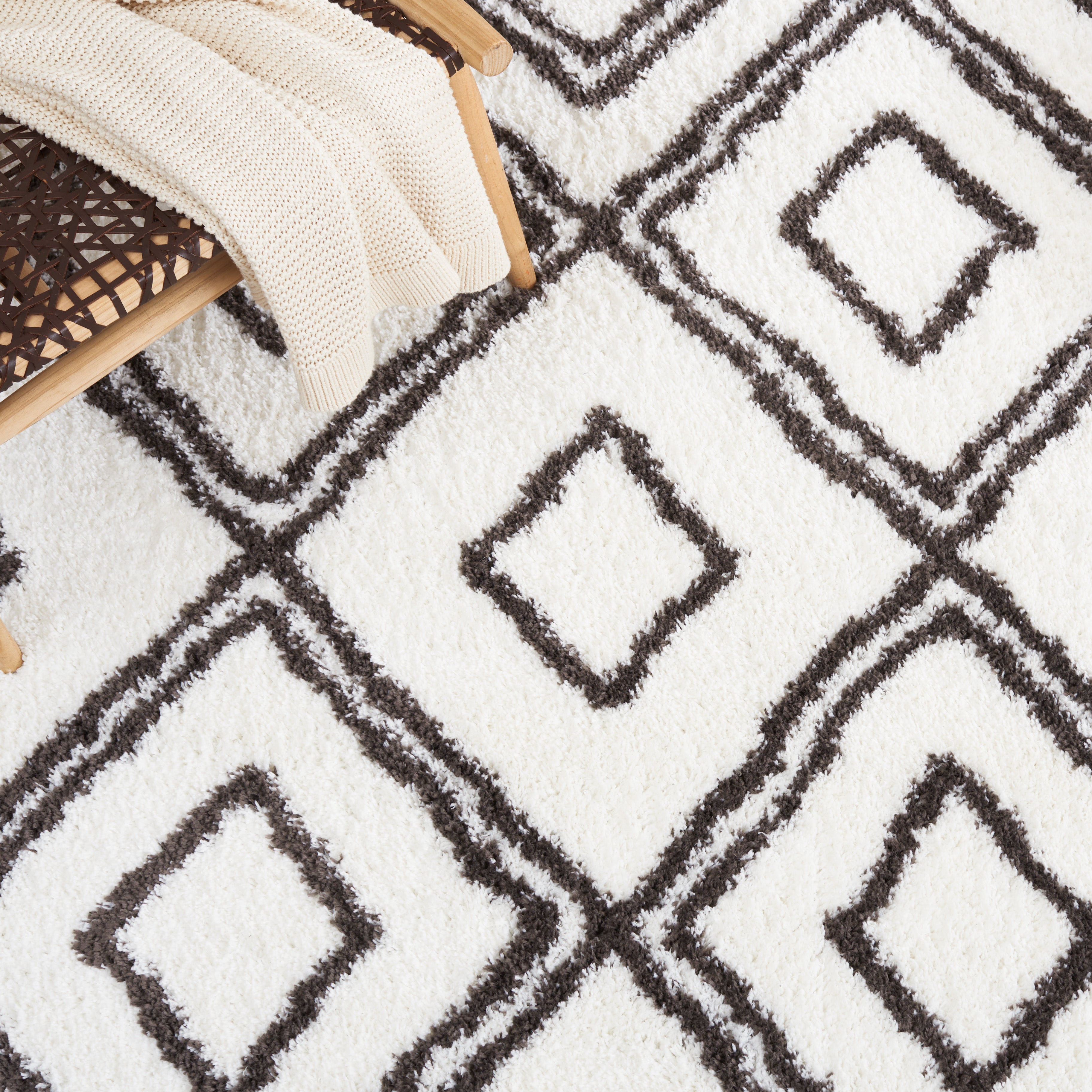 BERBER SHAG 589 – IVORY / DARK GREY