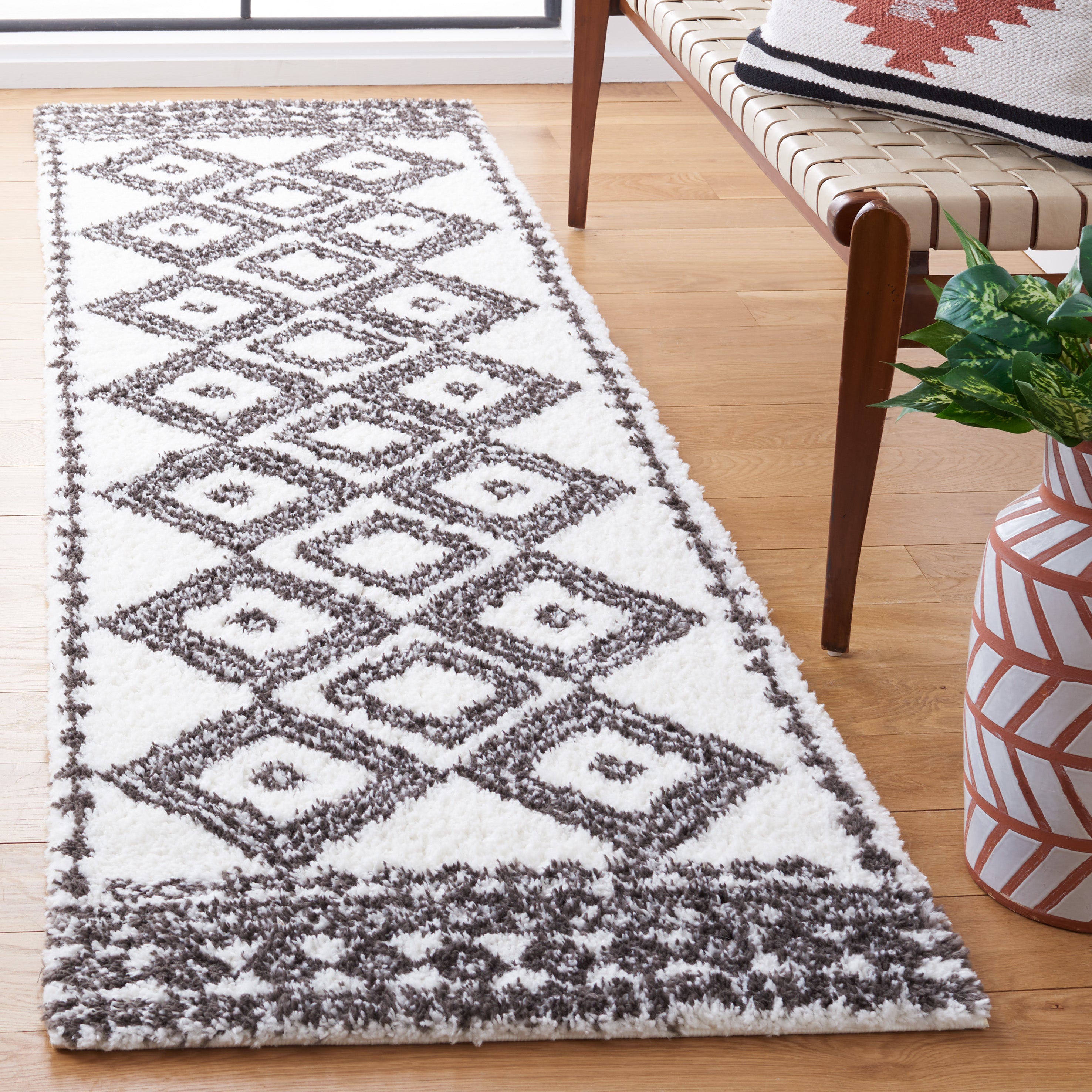 BERBER SHAG 591 – IVORY / DARK GREY