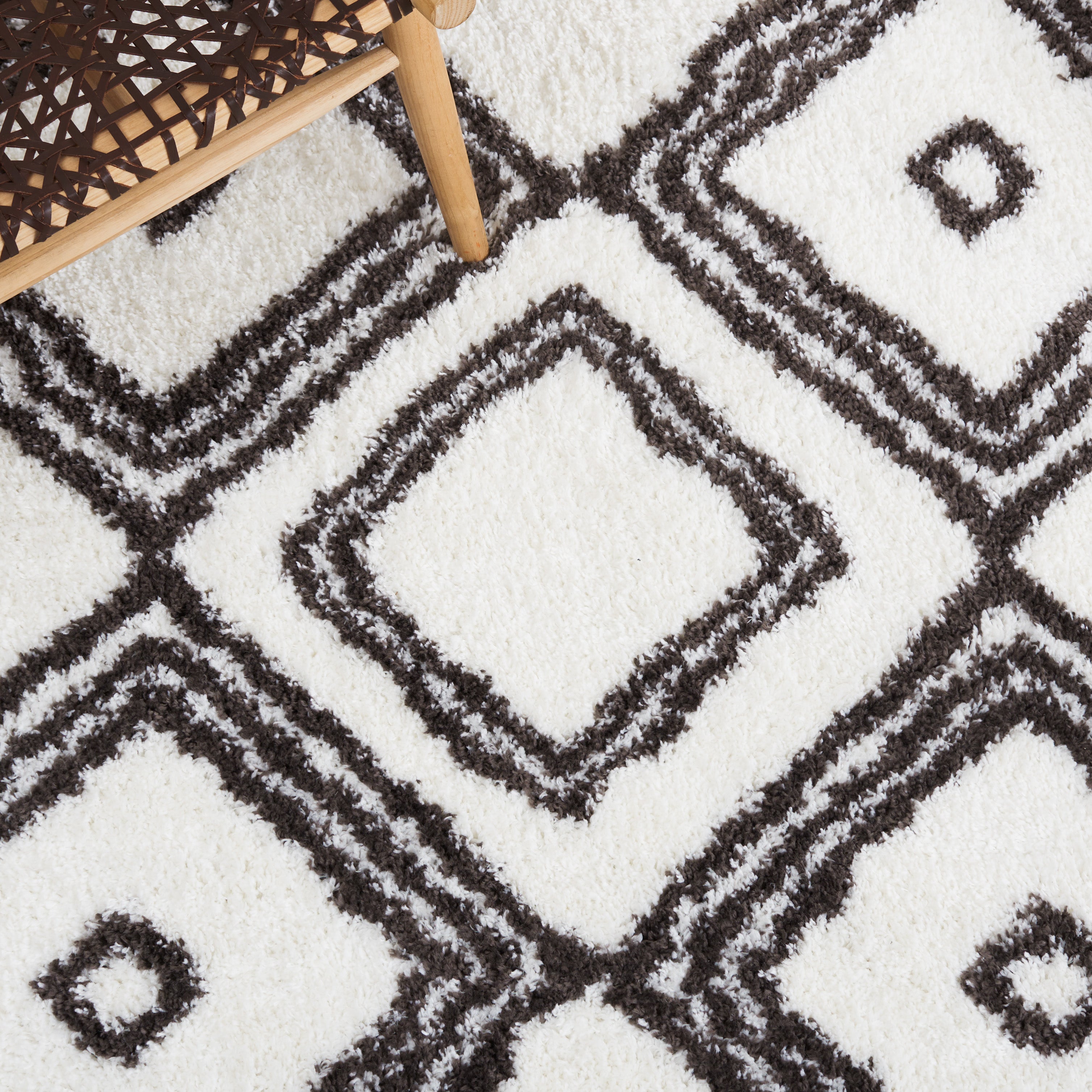 BERBER SHAG 591 – IVORY / DARK GREY