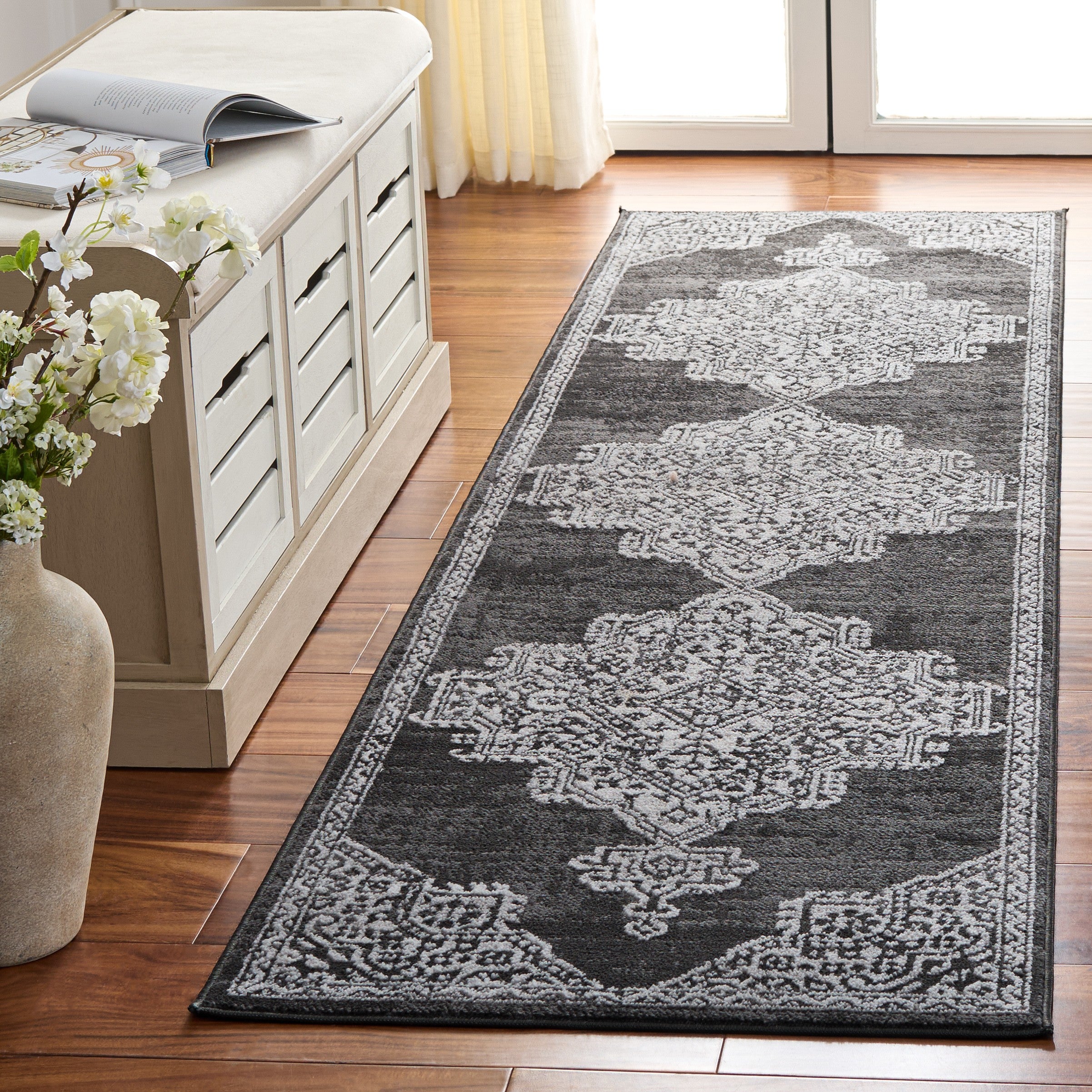 CHAMBER 218 – DARK GREY / IVORY