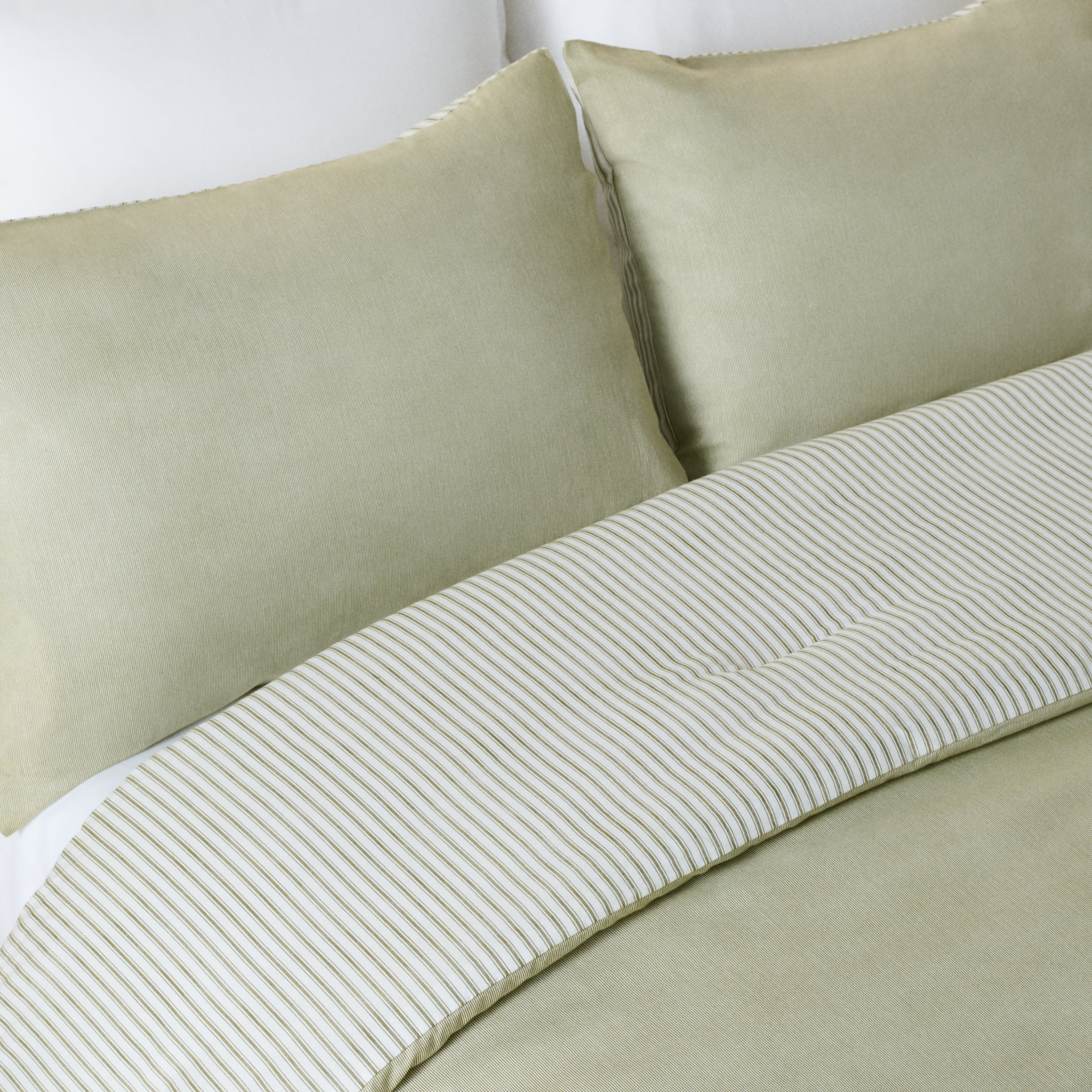 OLIVE / WHITE