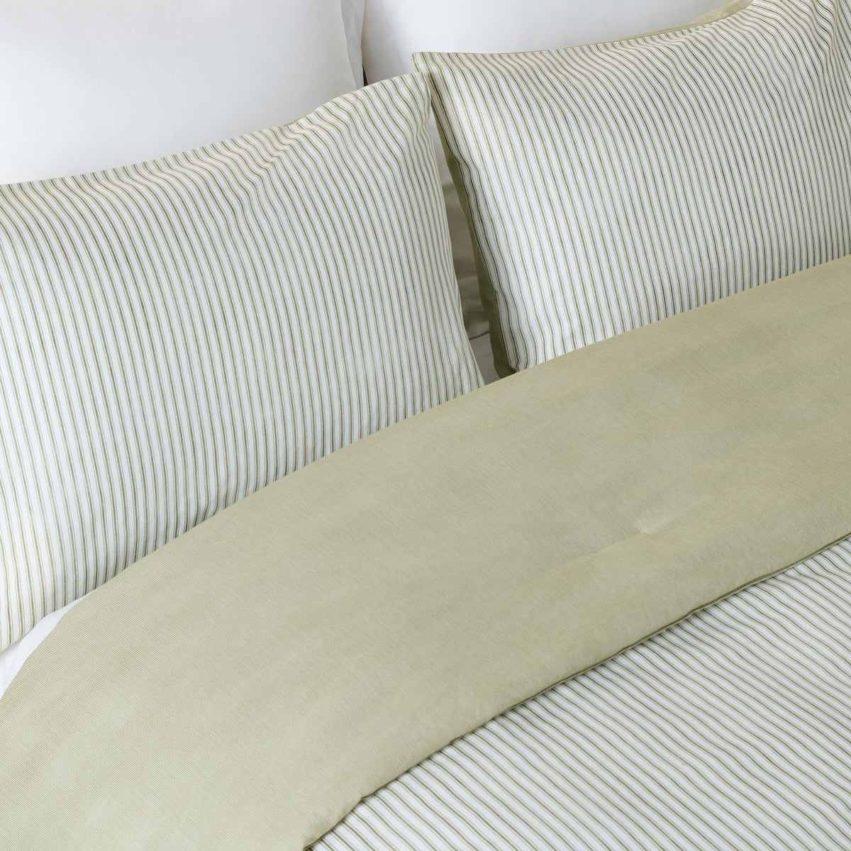 OLIVE / WHITE