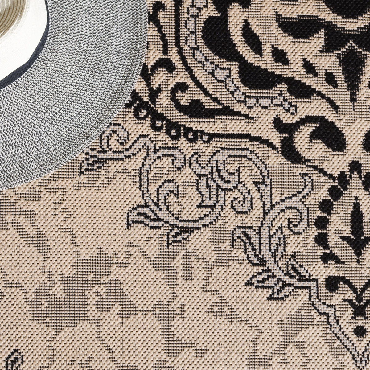 CREME / BLACK
