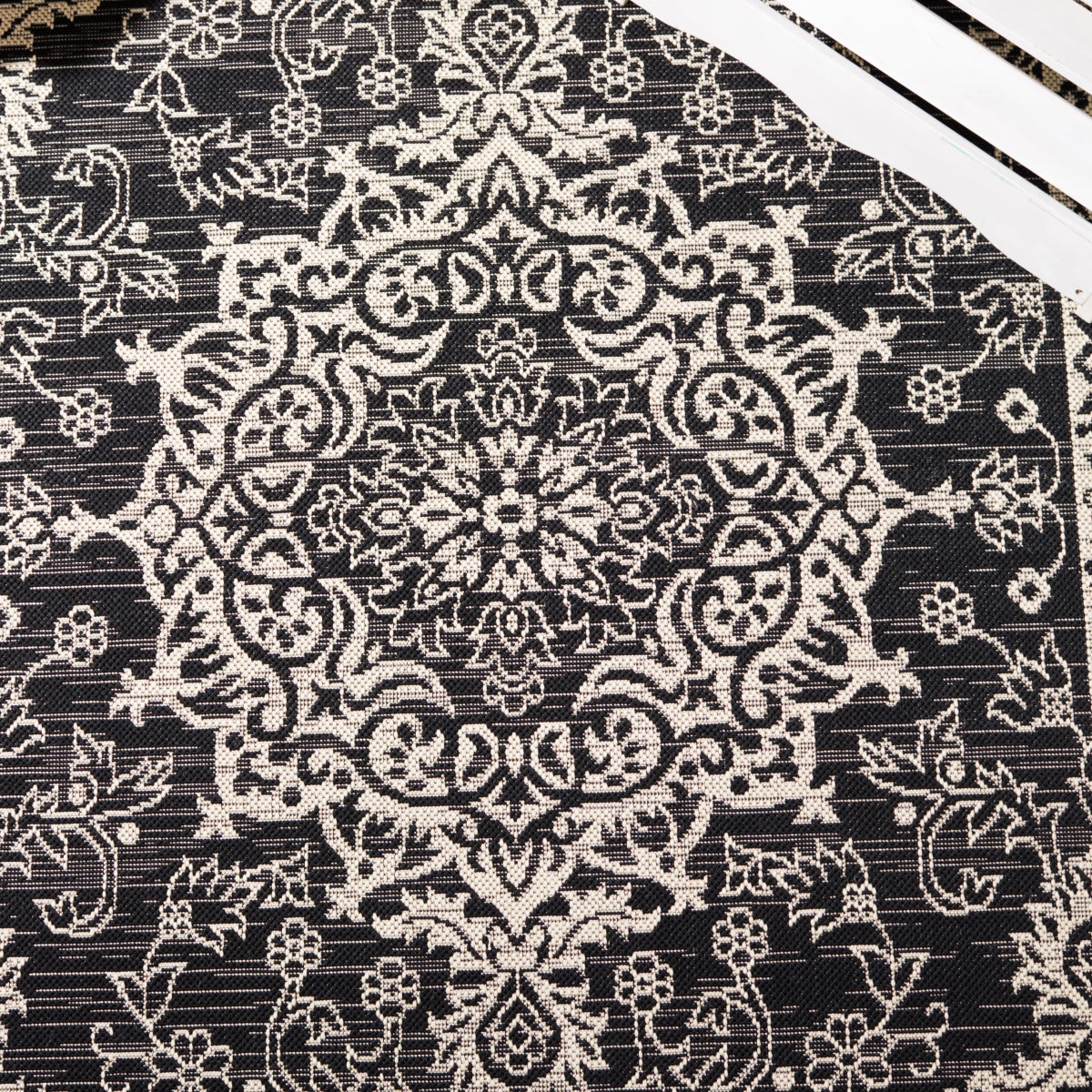 BLACK / IVORY