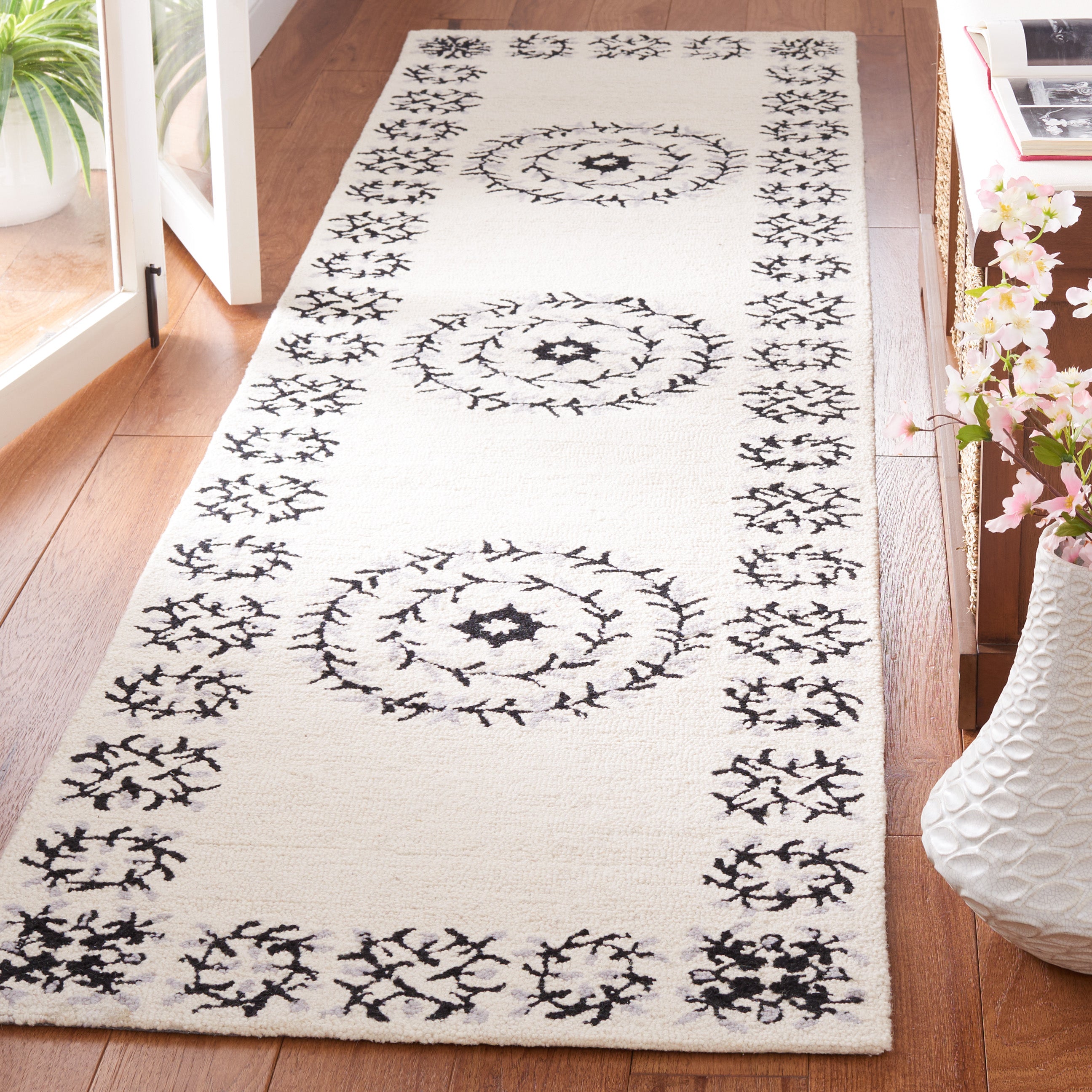 EMPIRE 826 – IVORY / BLACK