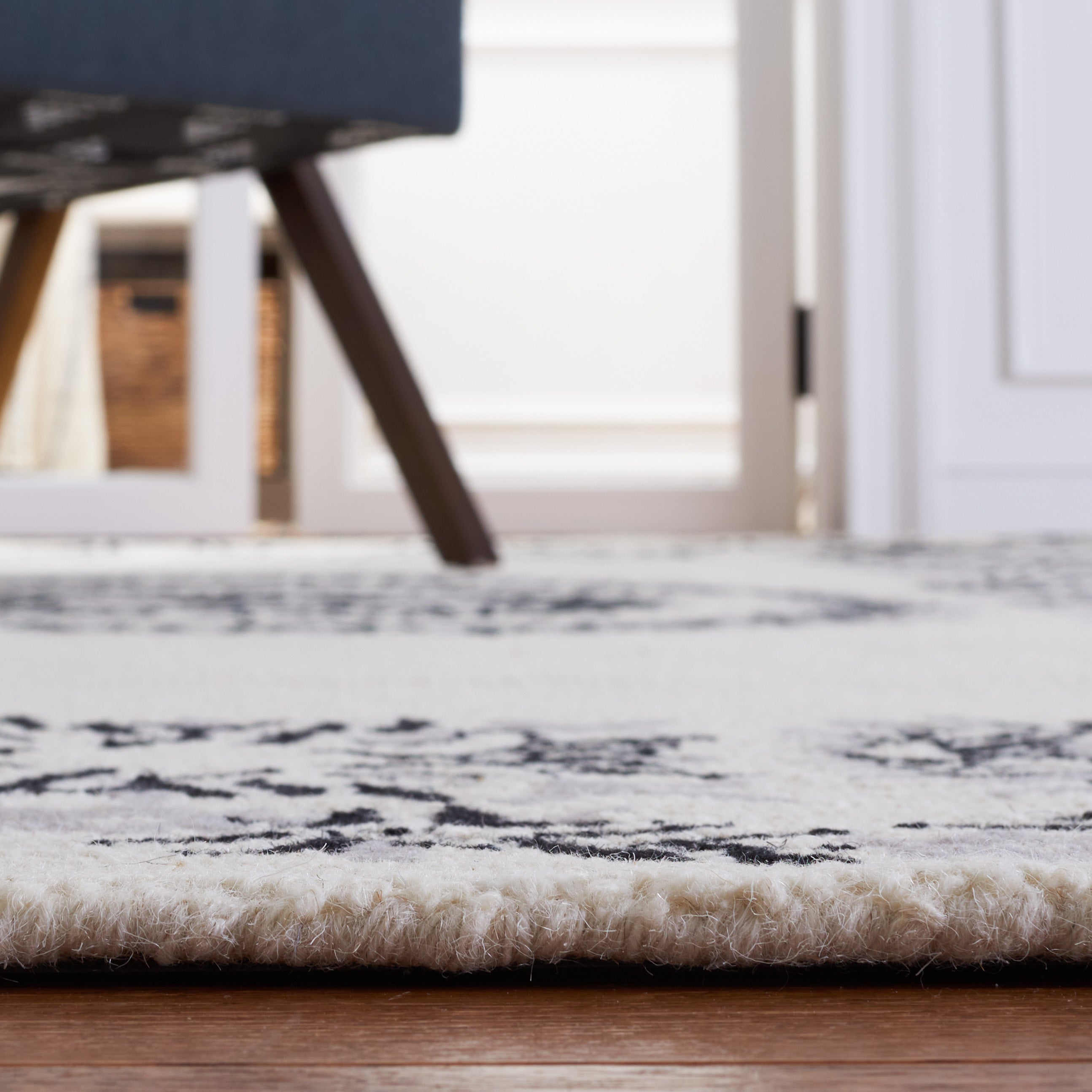 EMPIRE 826 – IVORY / BLACK