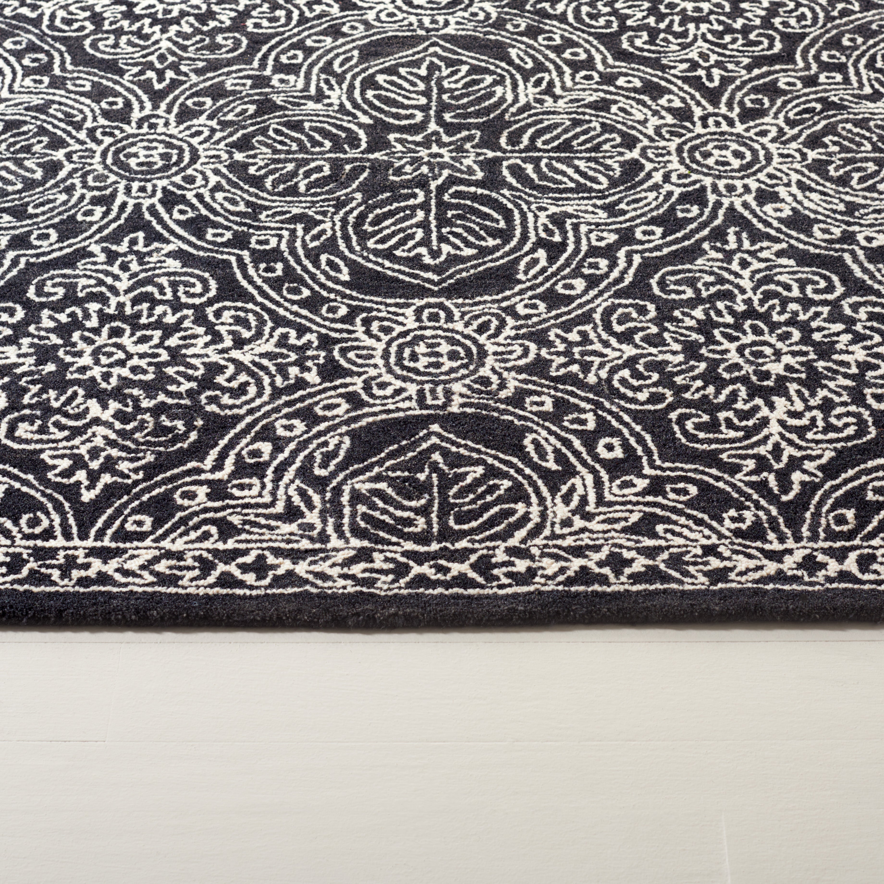 BLACK / IVORY