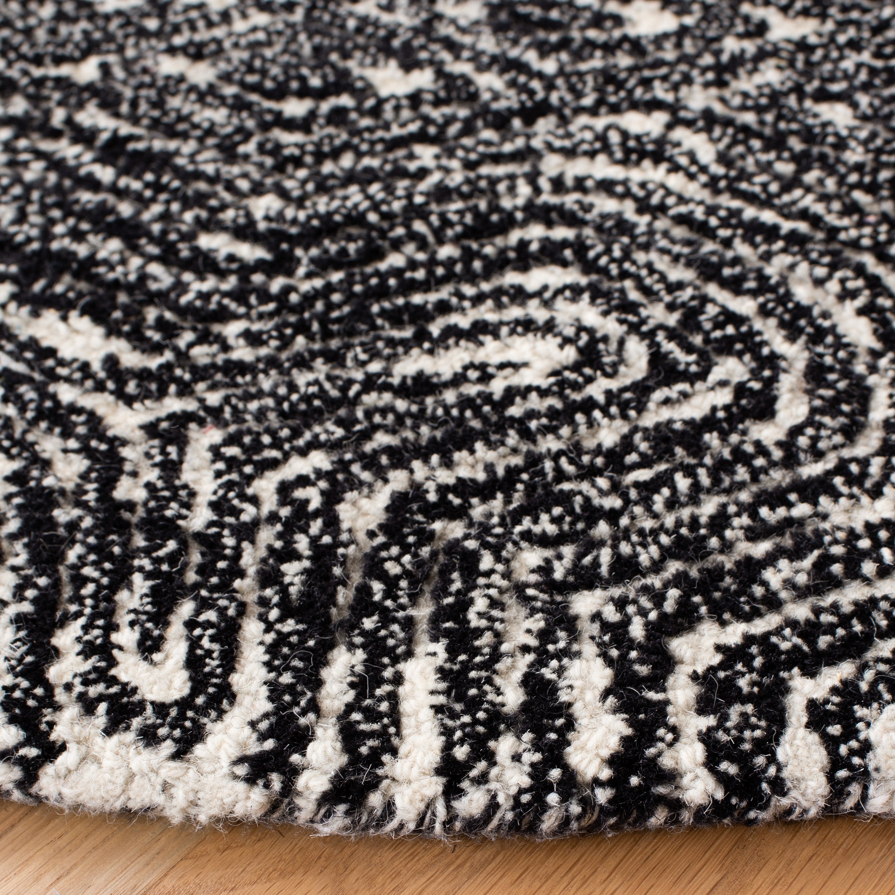 IVORY / BLACK