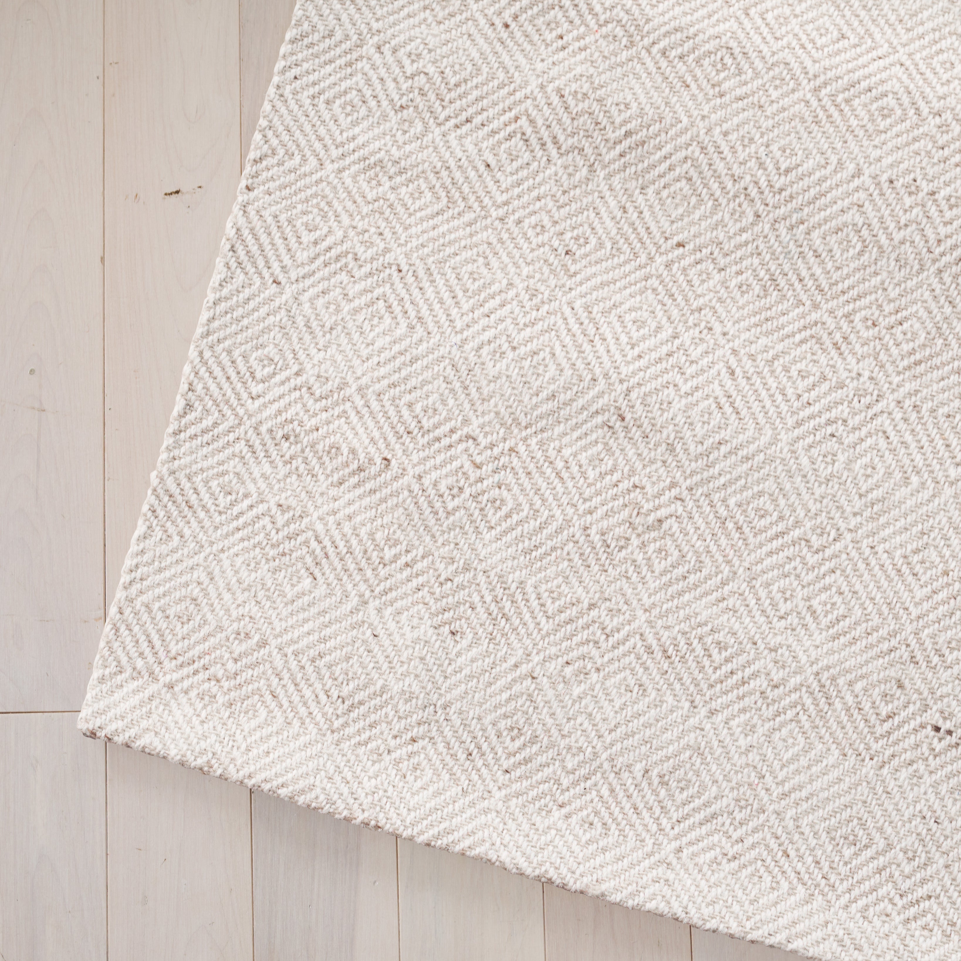 BEIGE / IVORY