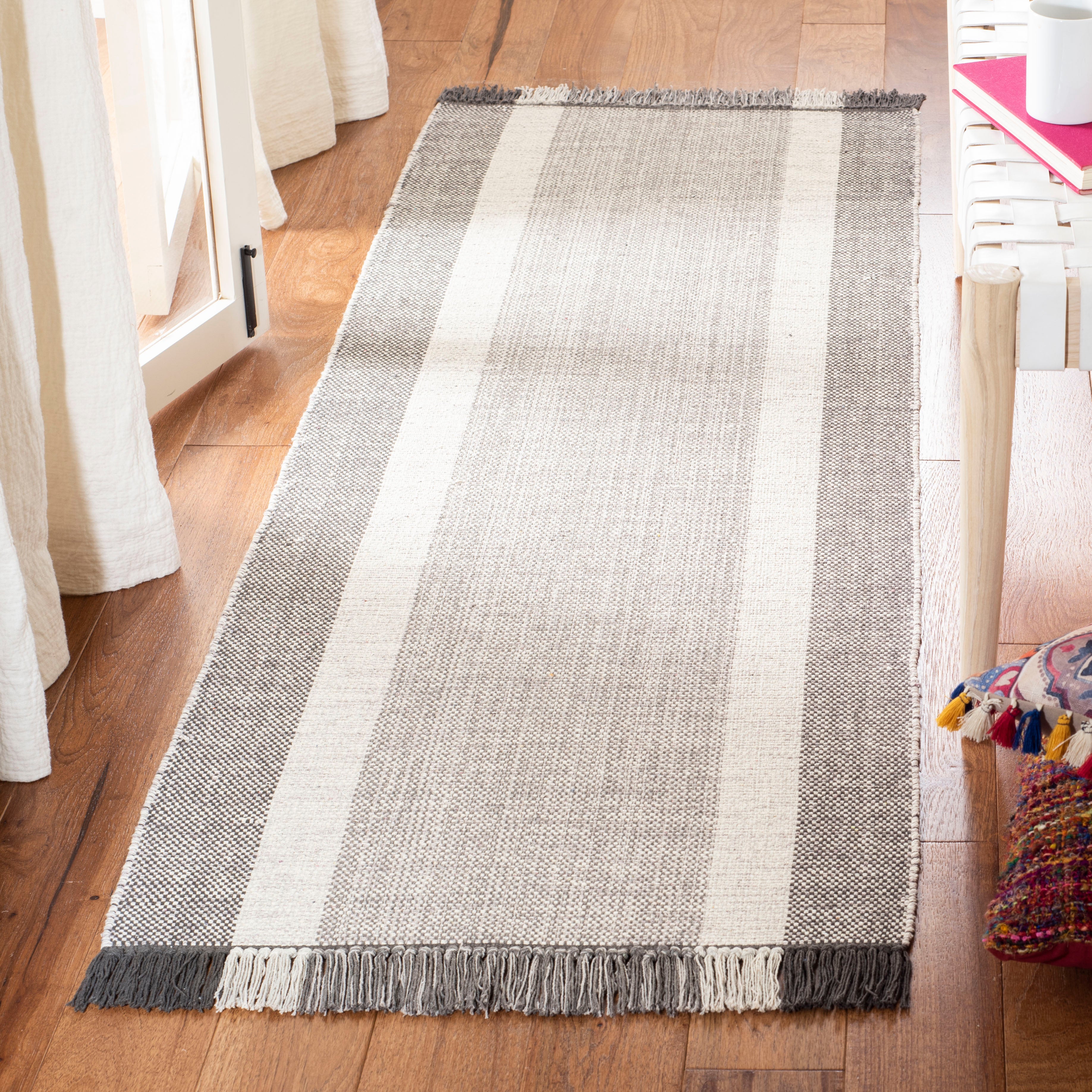 MONTAUK 301 – IVORY / GREY
