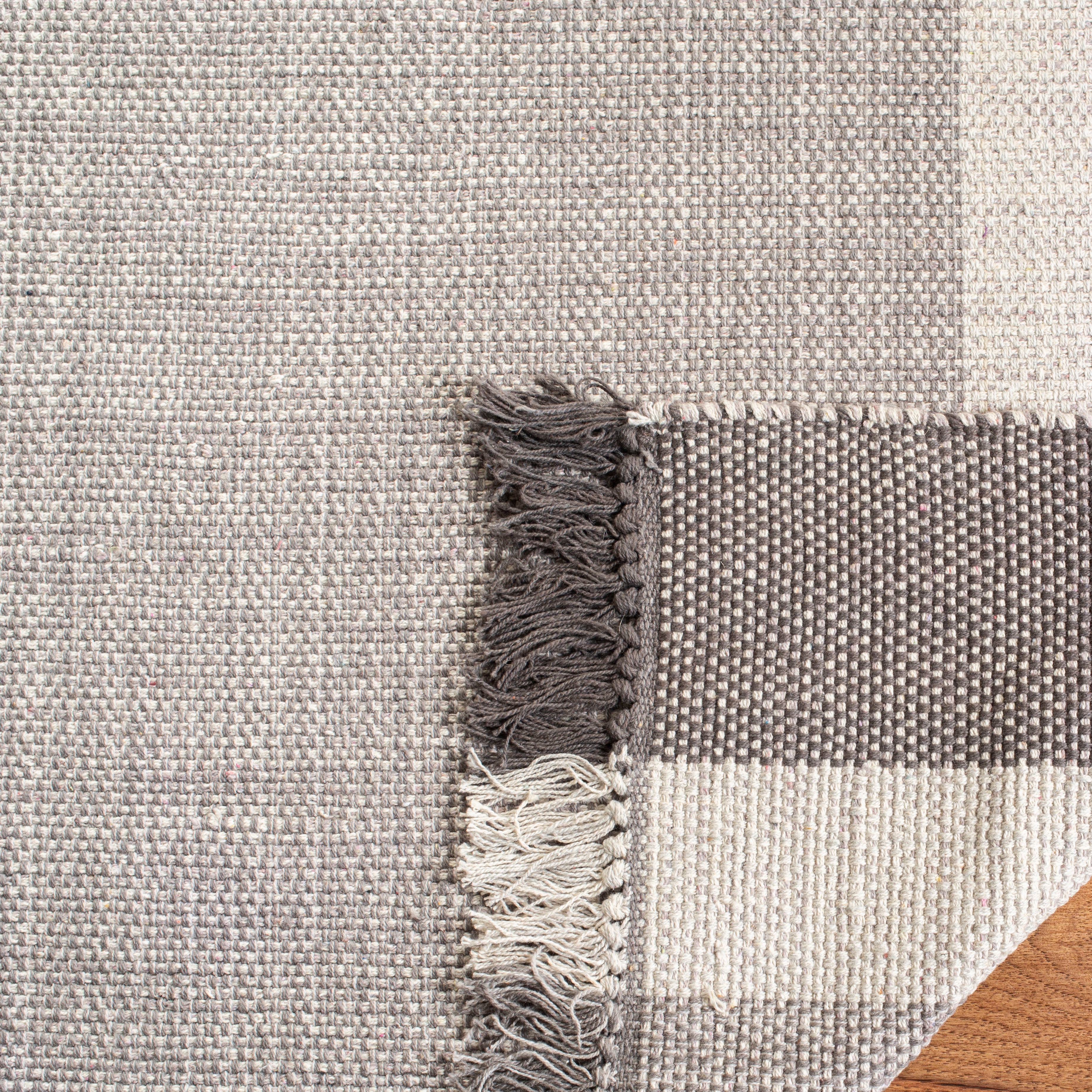 MONTAUK 301 – IVORY / GREY