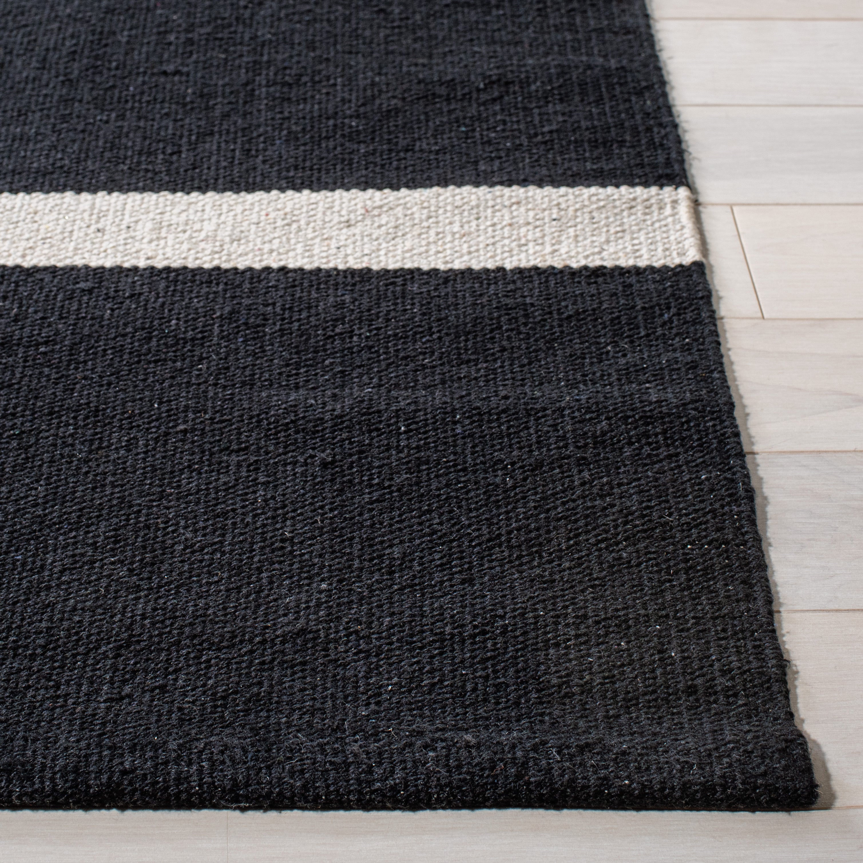MONTAUK 311 – BLACK / IVORY