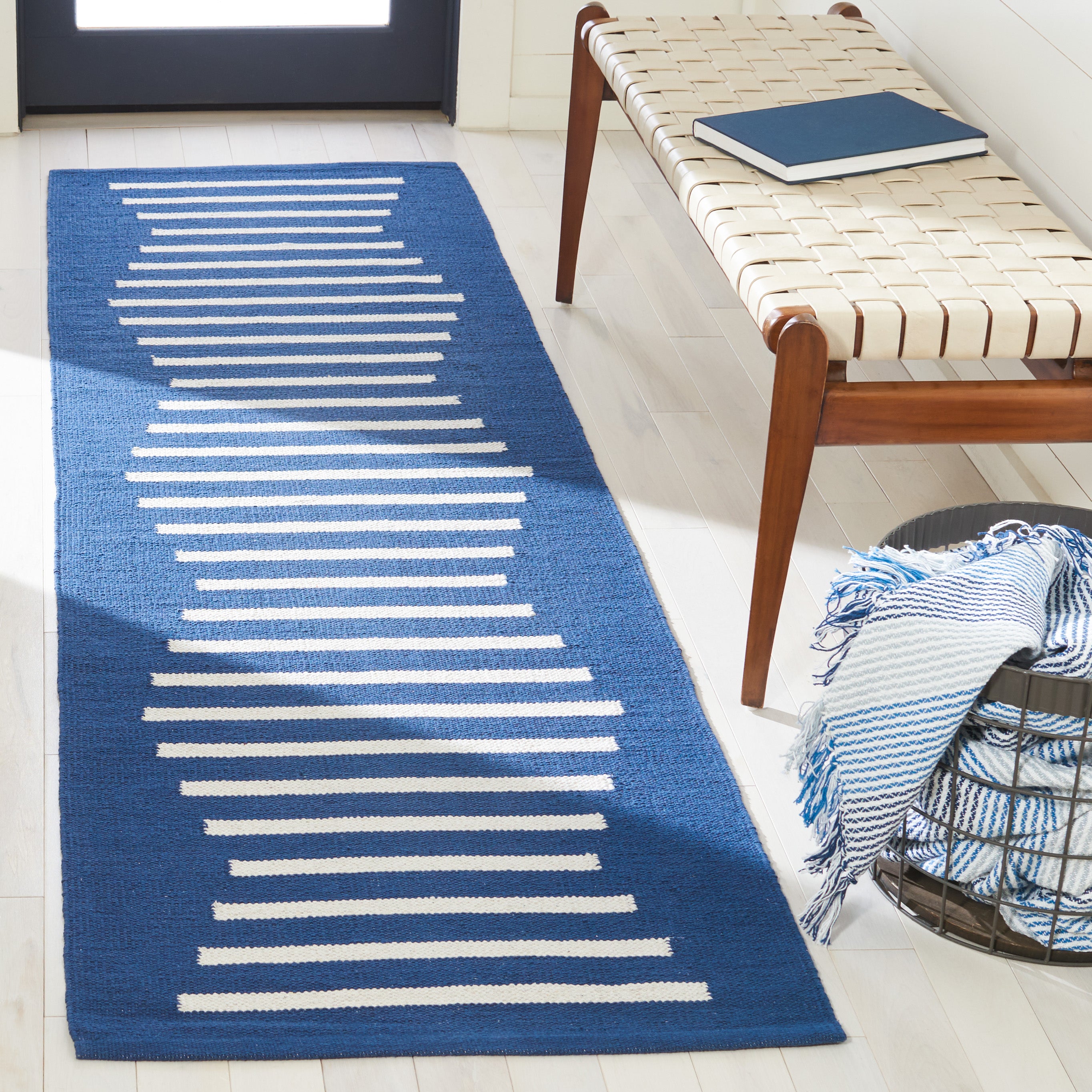 MONTAUK 313 – NAVY / IVORY