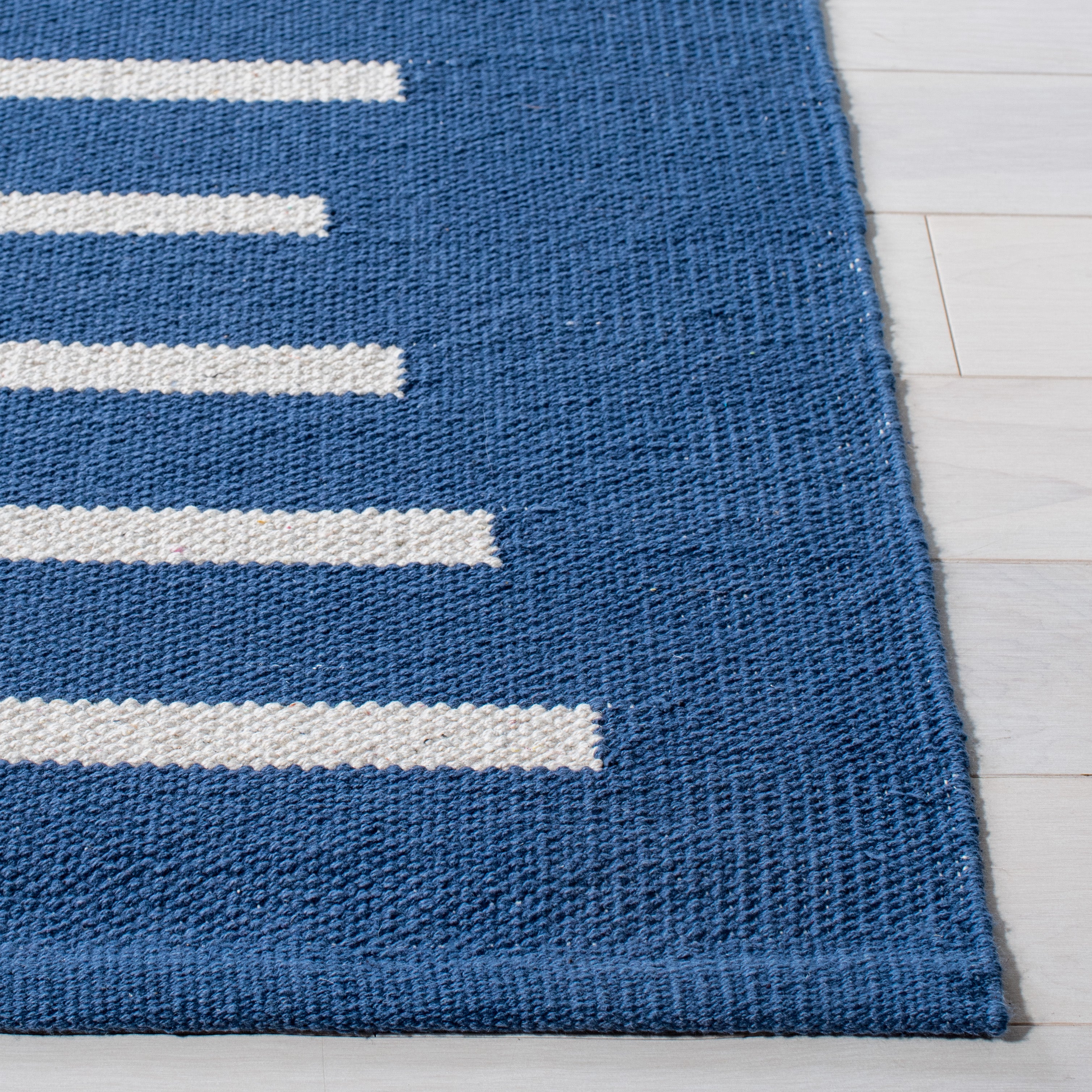 MONTAUK 313 – NAVY / IVORY