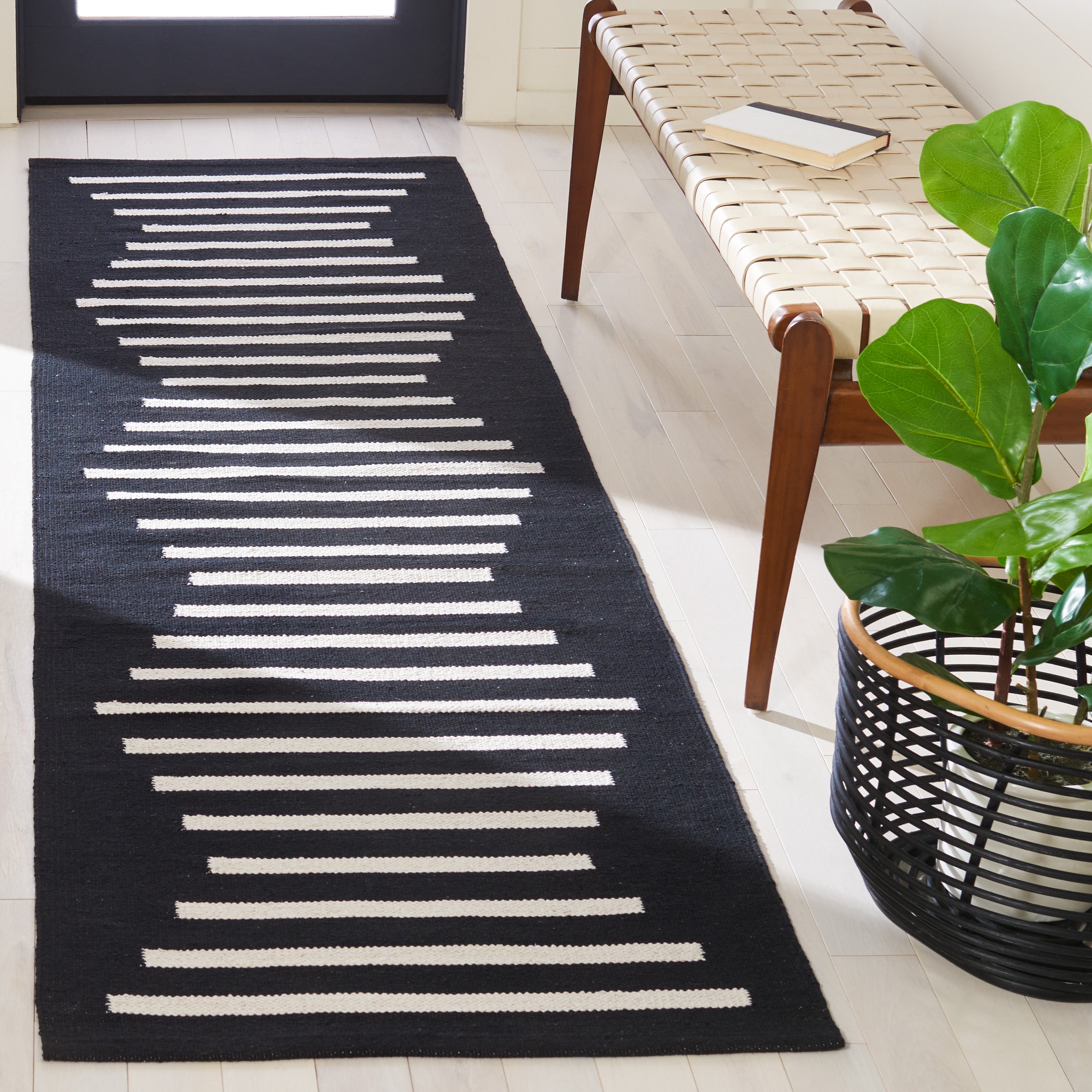 MONTAUK 313 – BLACK / IVORY