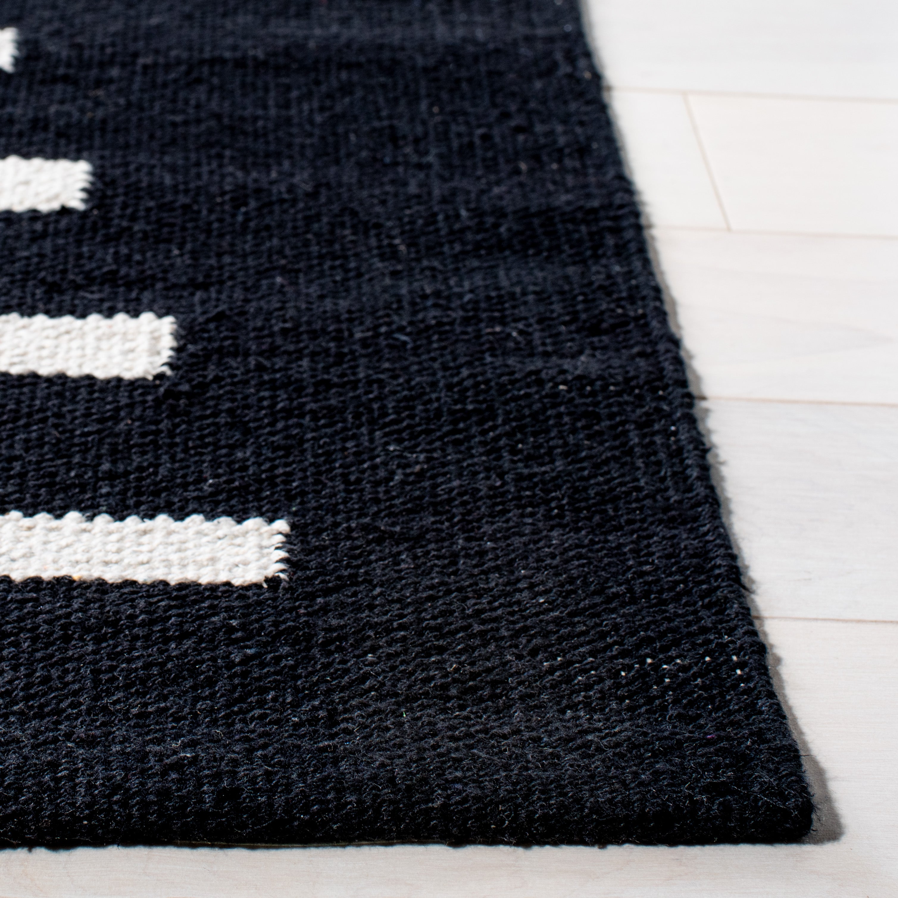 MONTAUK 313 – BLACK / IVORY