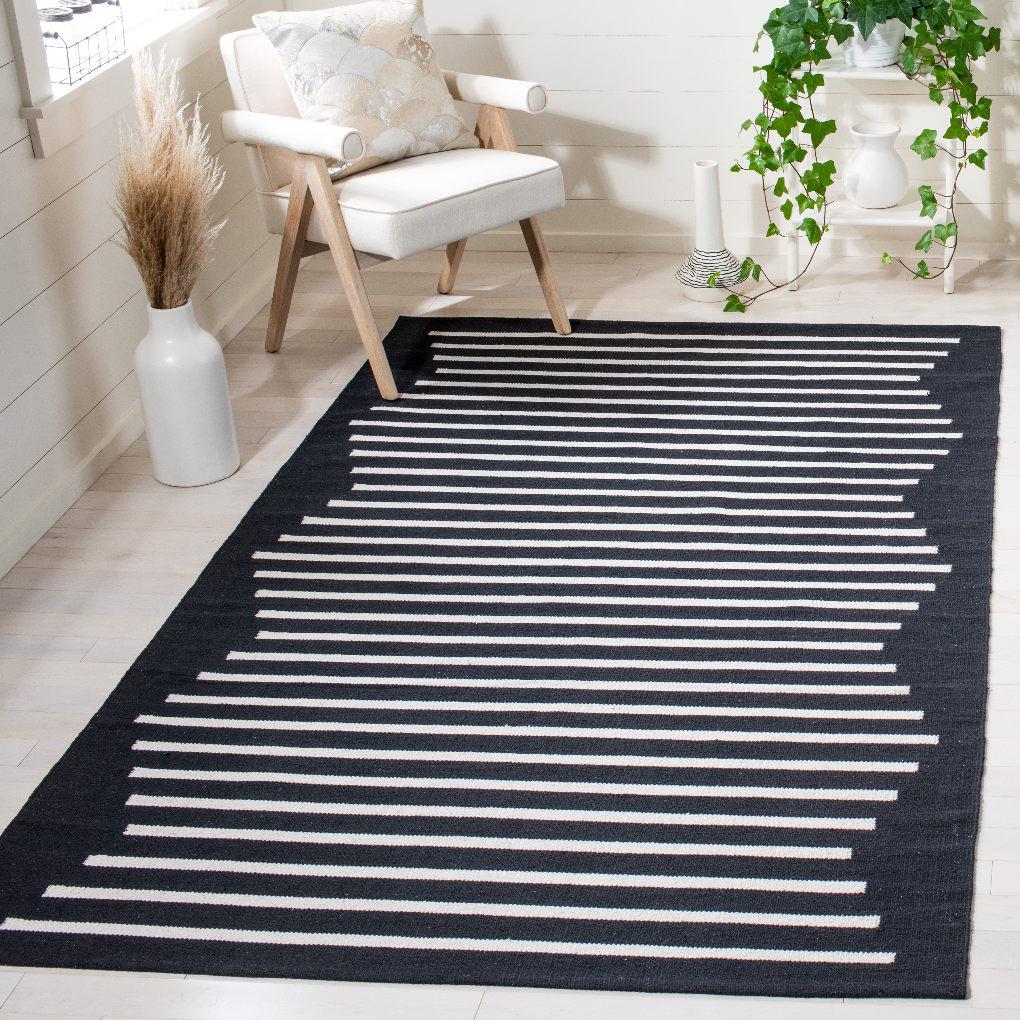 MONTAUK 313 – BLACK / IVORY