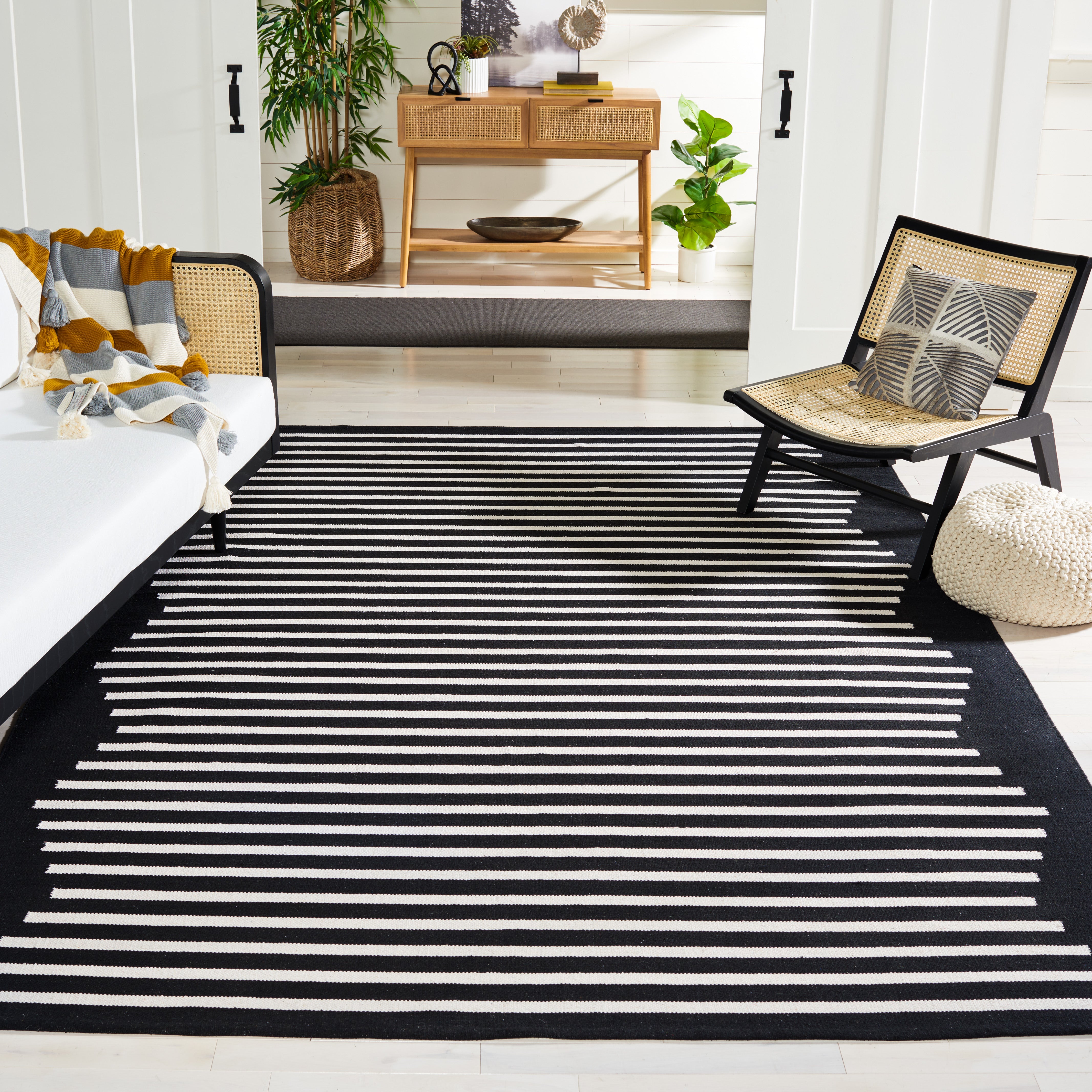 MONTAUK 313 – BLACK / IVORY