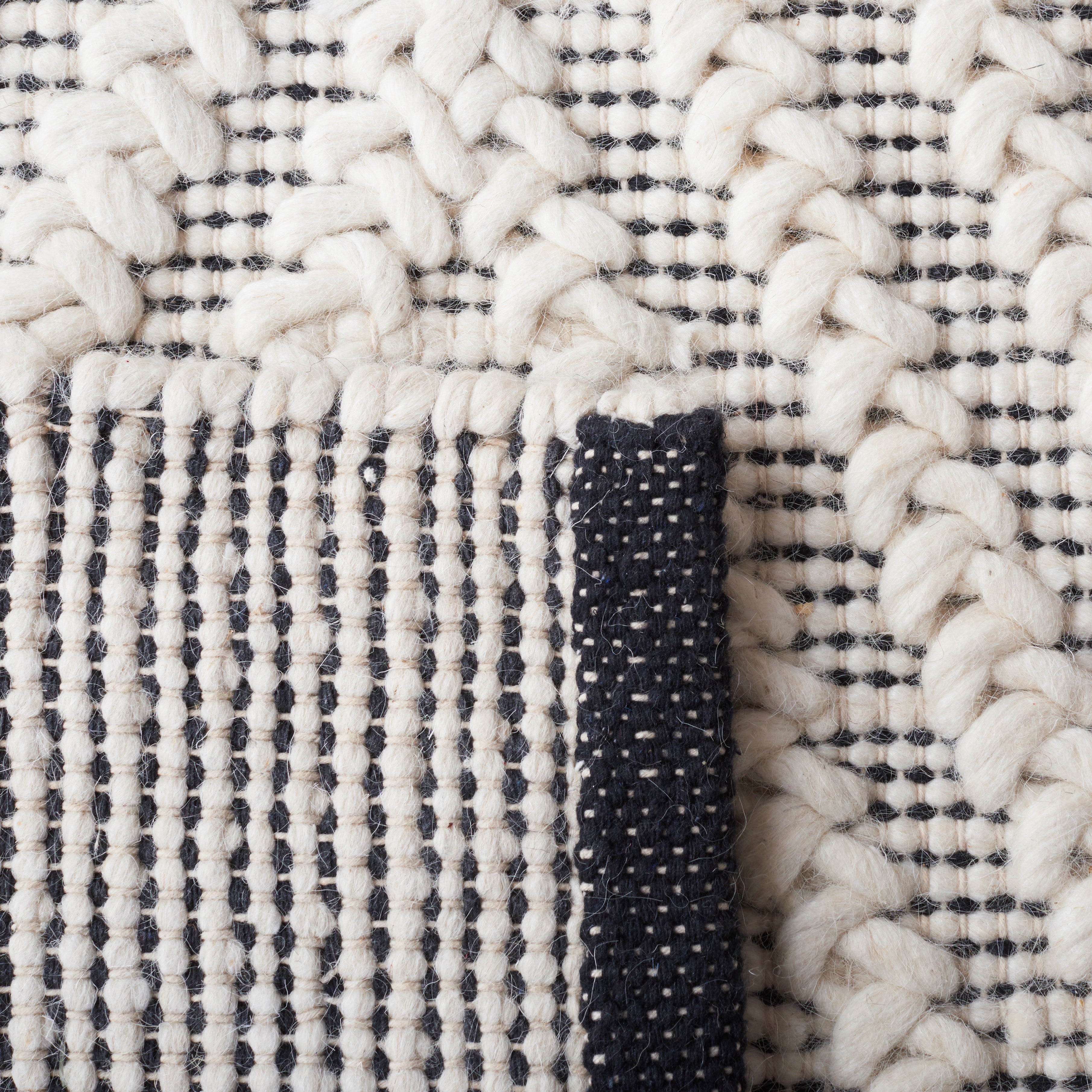 IVORY / BLACK