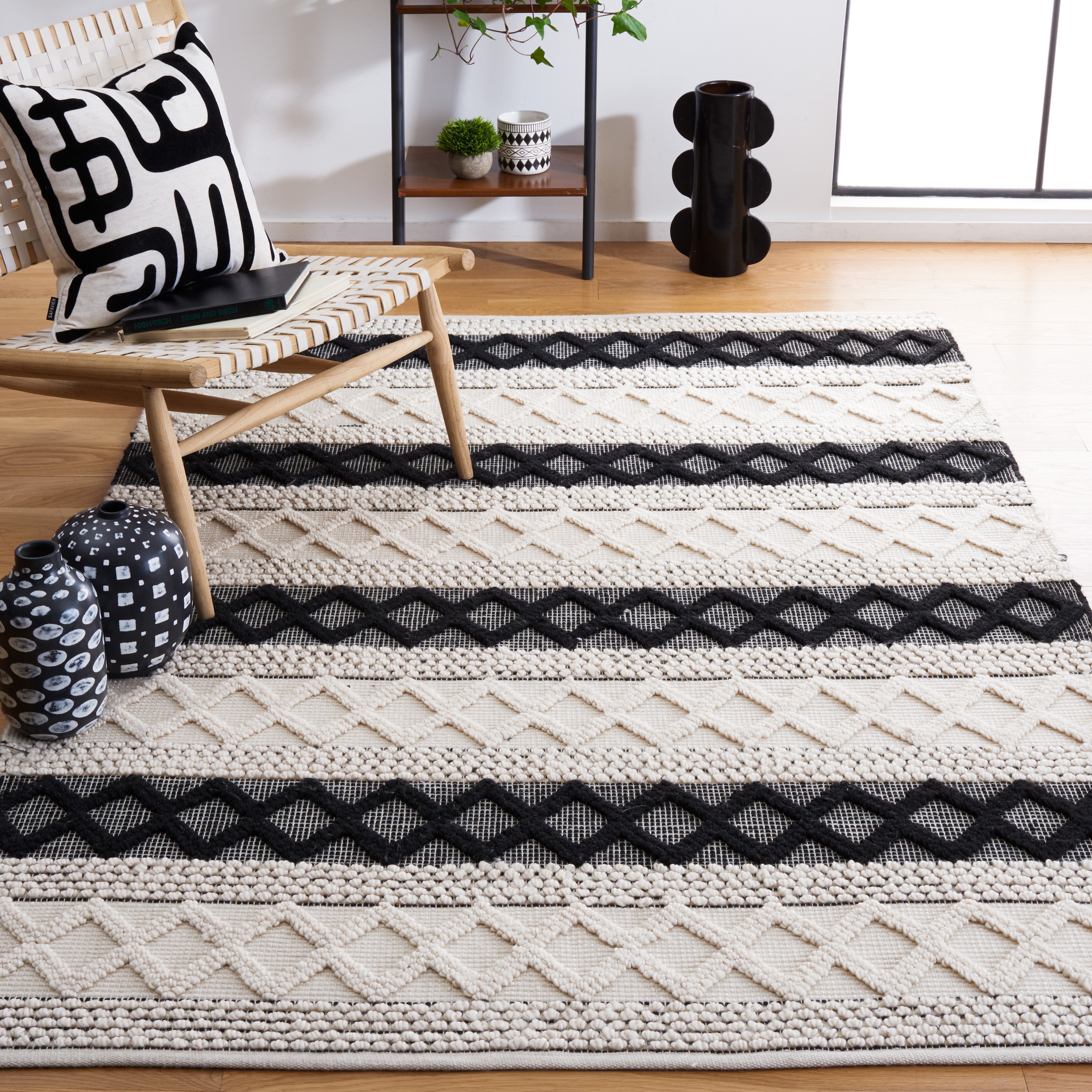 IVORY / BLACK