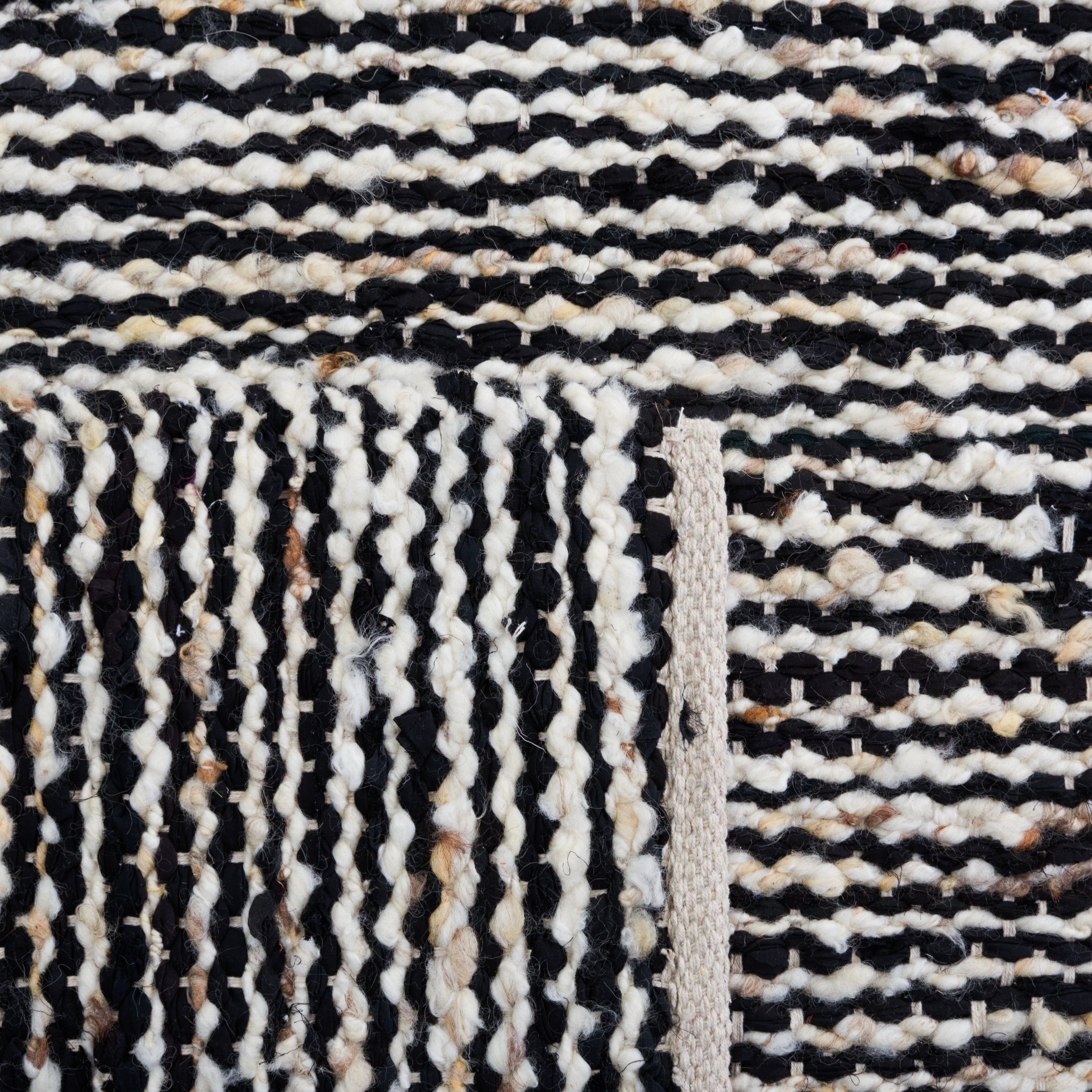 BLACK / IVORY