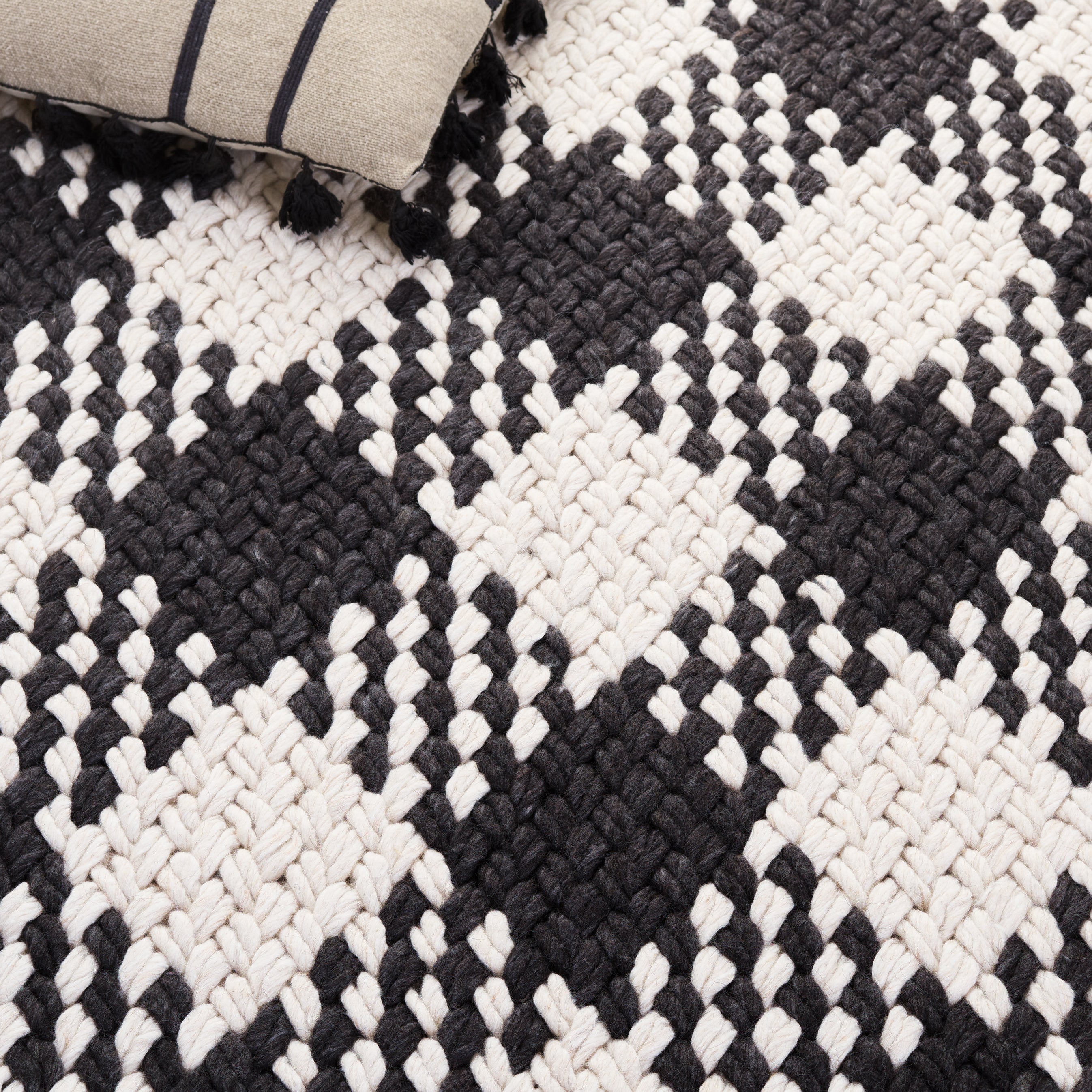 IVORY / BLACK