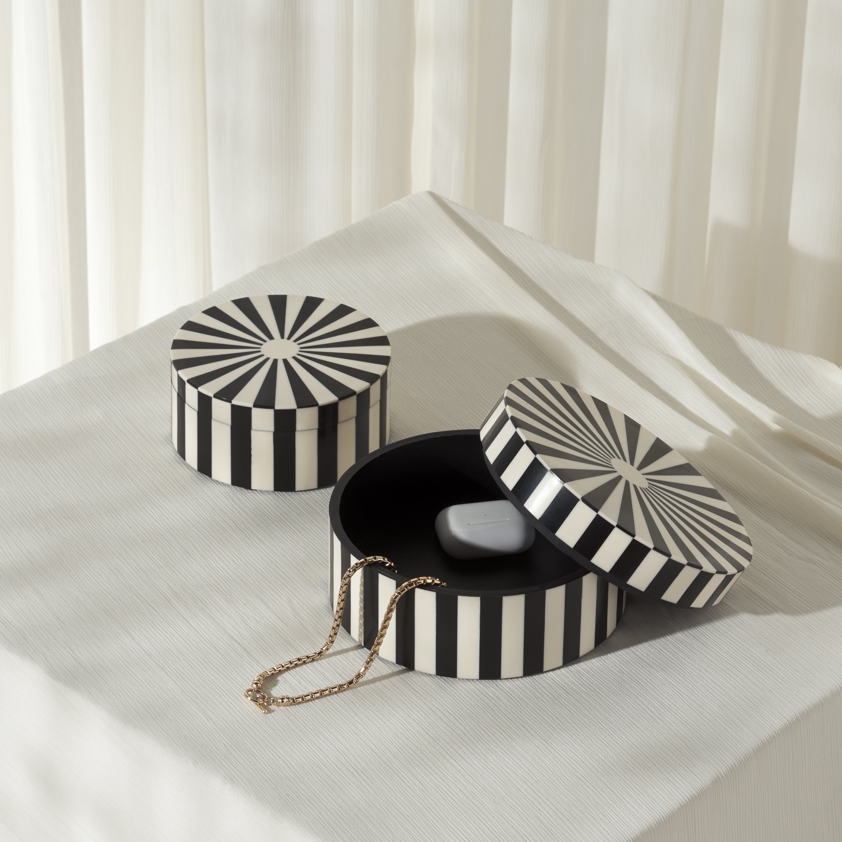 BLACK / IVORY