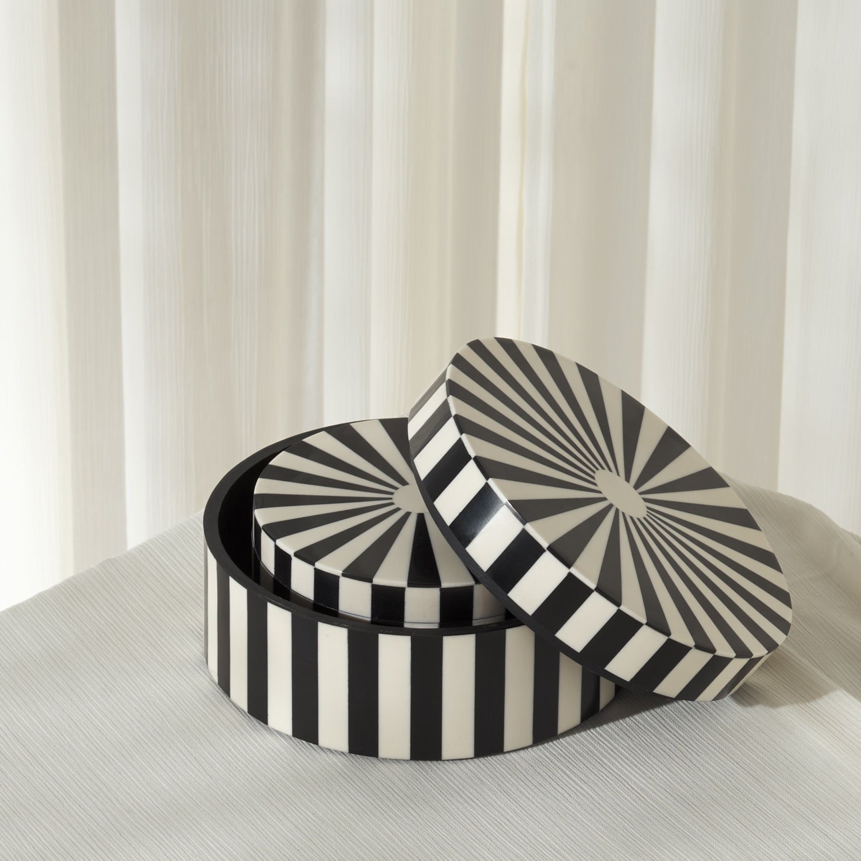 BLACK / IVORY