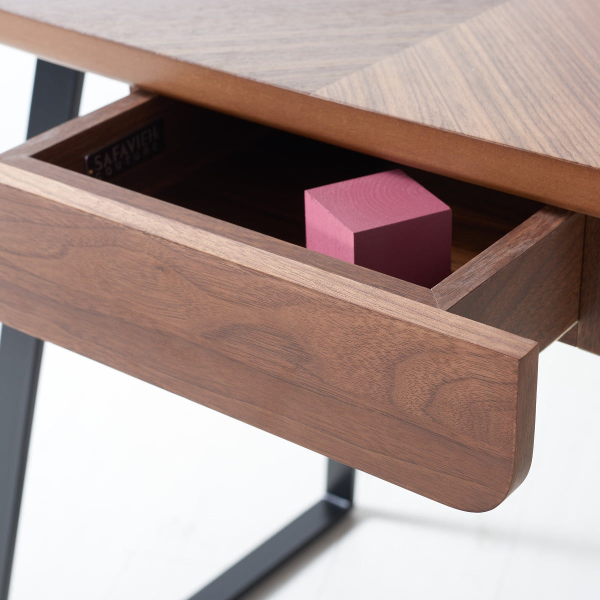 WALNUT / BLACK