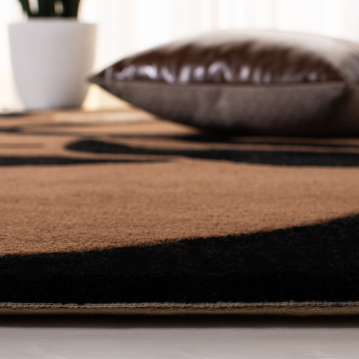 BROWN / BLACK