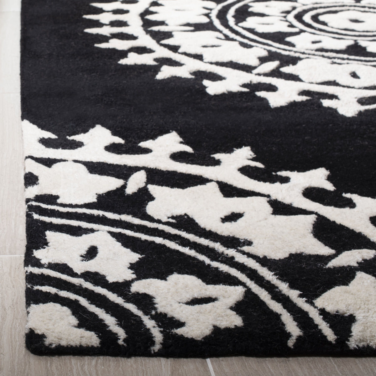 BLACK / IVORY