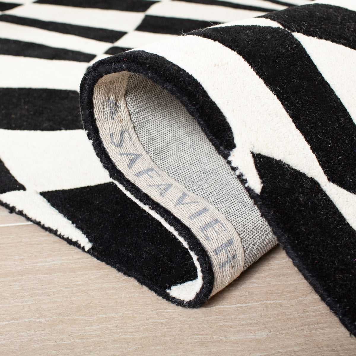 BLACK / IVORY