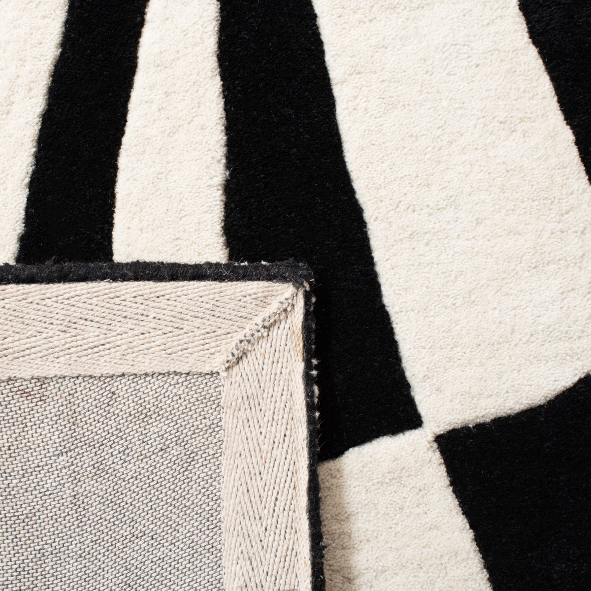 BLACK / IVORY