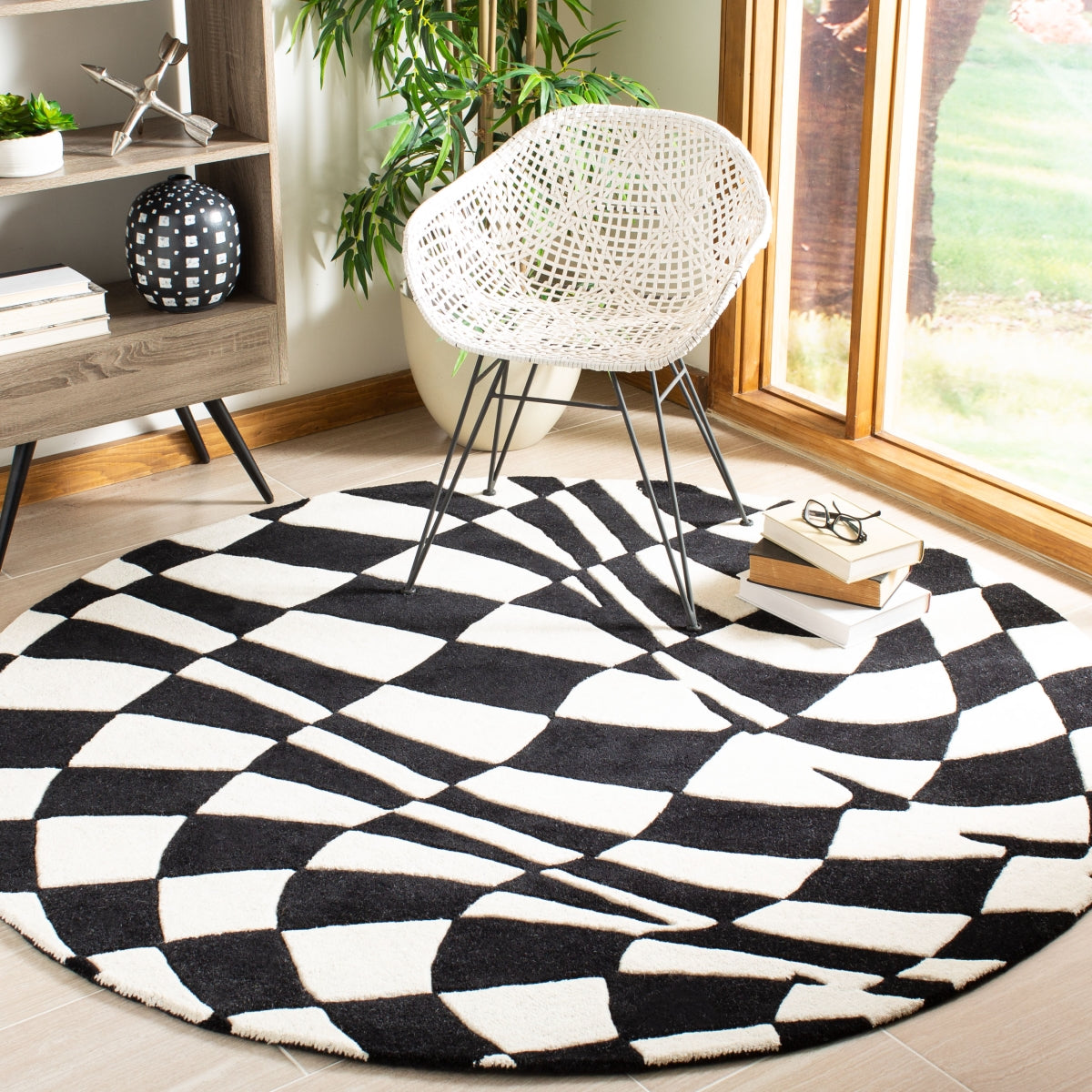 BLACK / IVORY
