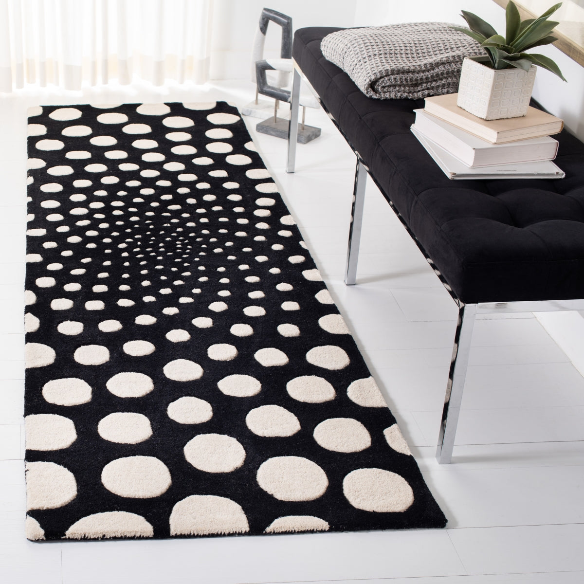 BLACK / IVORY