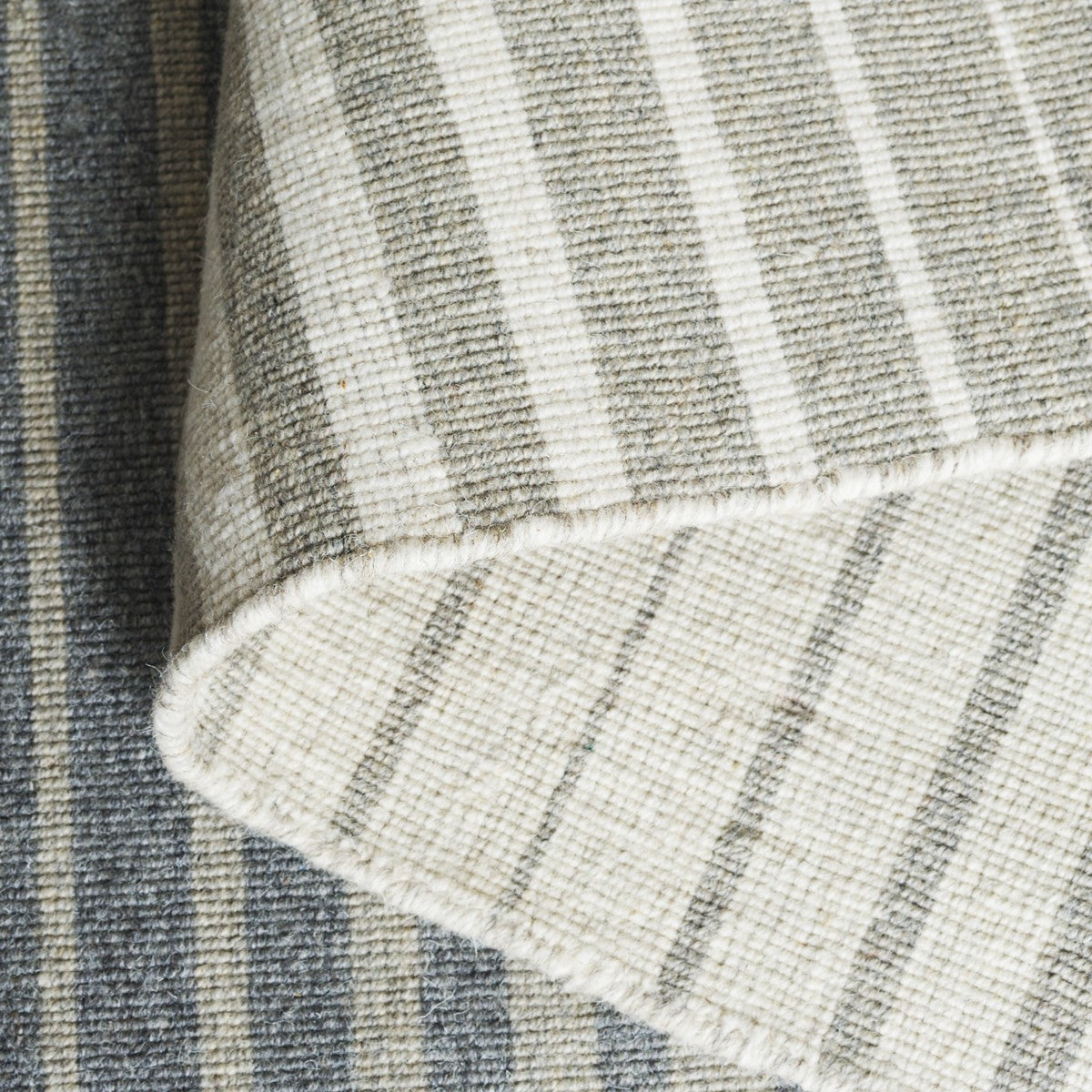 GREY / IVORY