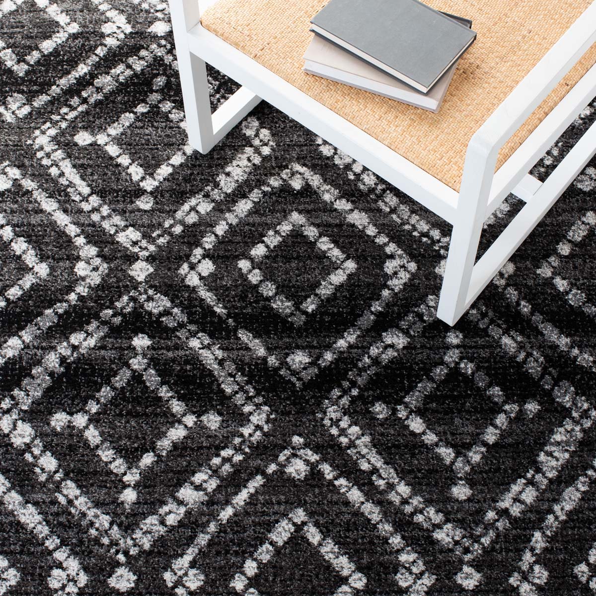 Safavieh Adirondack 131 Rug, Black, ADR131 - Black / Ivory
