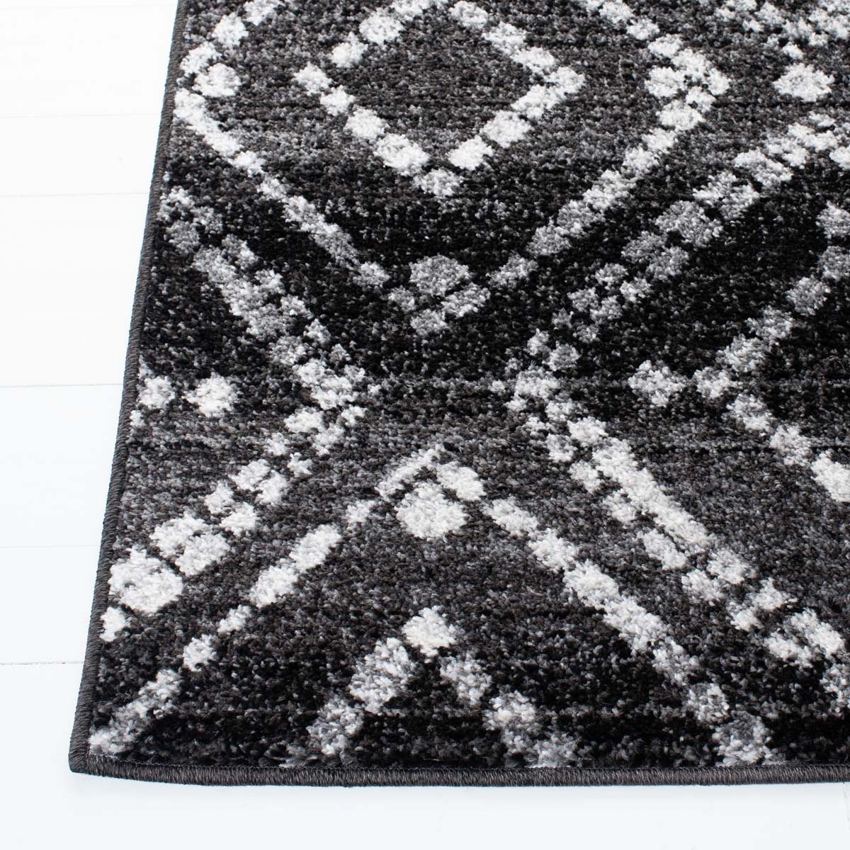 Safavieh Adirondack 131 Rug, Black, ADR131 - Black / Ivory