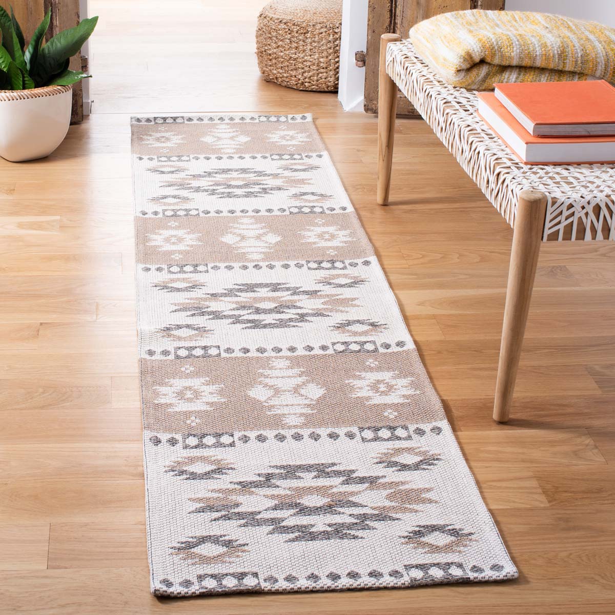 Safavieh Augustine 426 Rug, AGT426 - Taupe / Cream
