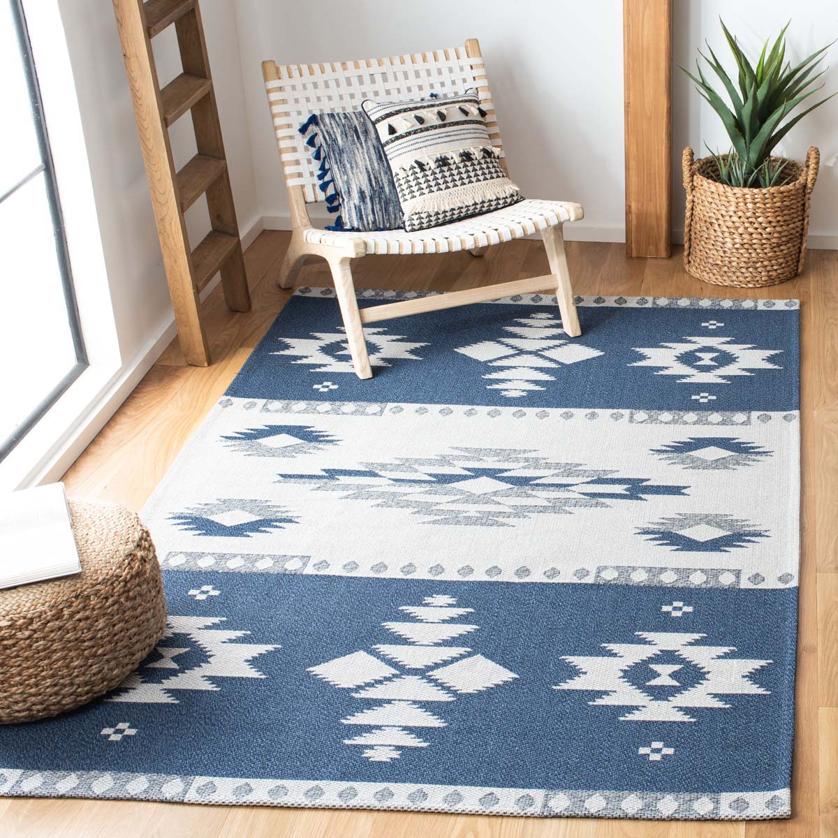 Safavieh Augustine 426 Rug, AGT426 - Navy / Creme
