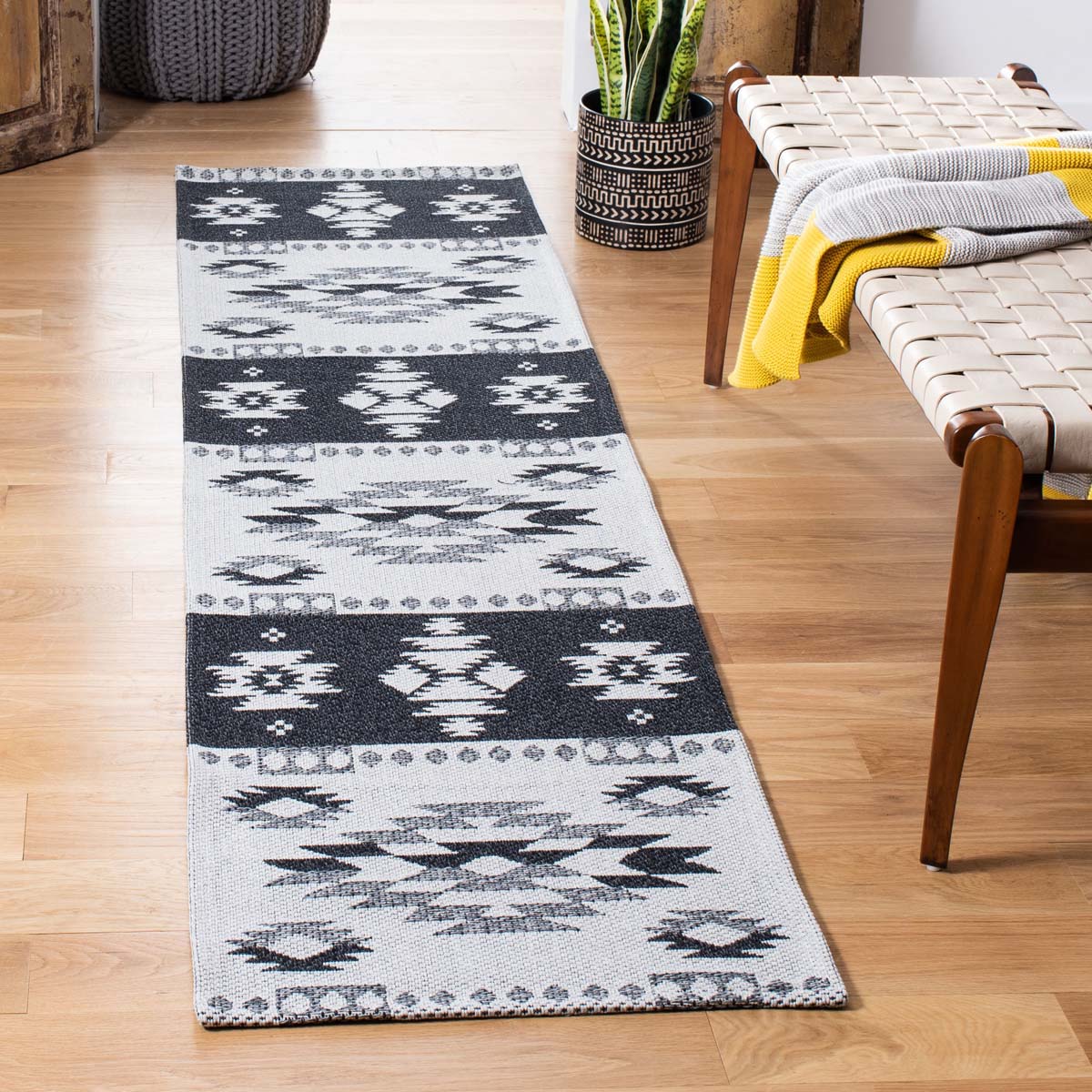 Safavieh Augustine 426 Rug, AGT426 - Black / Light Grey